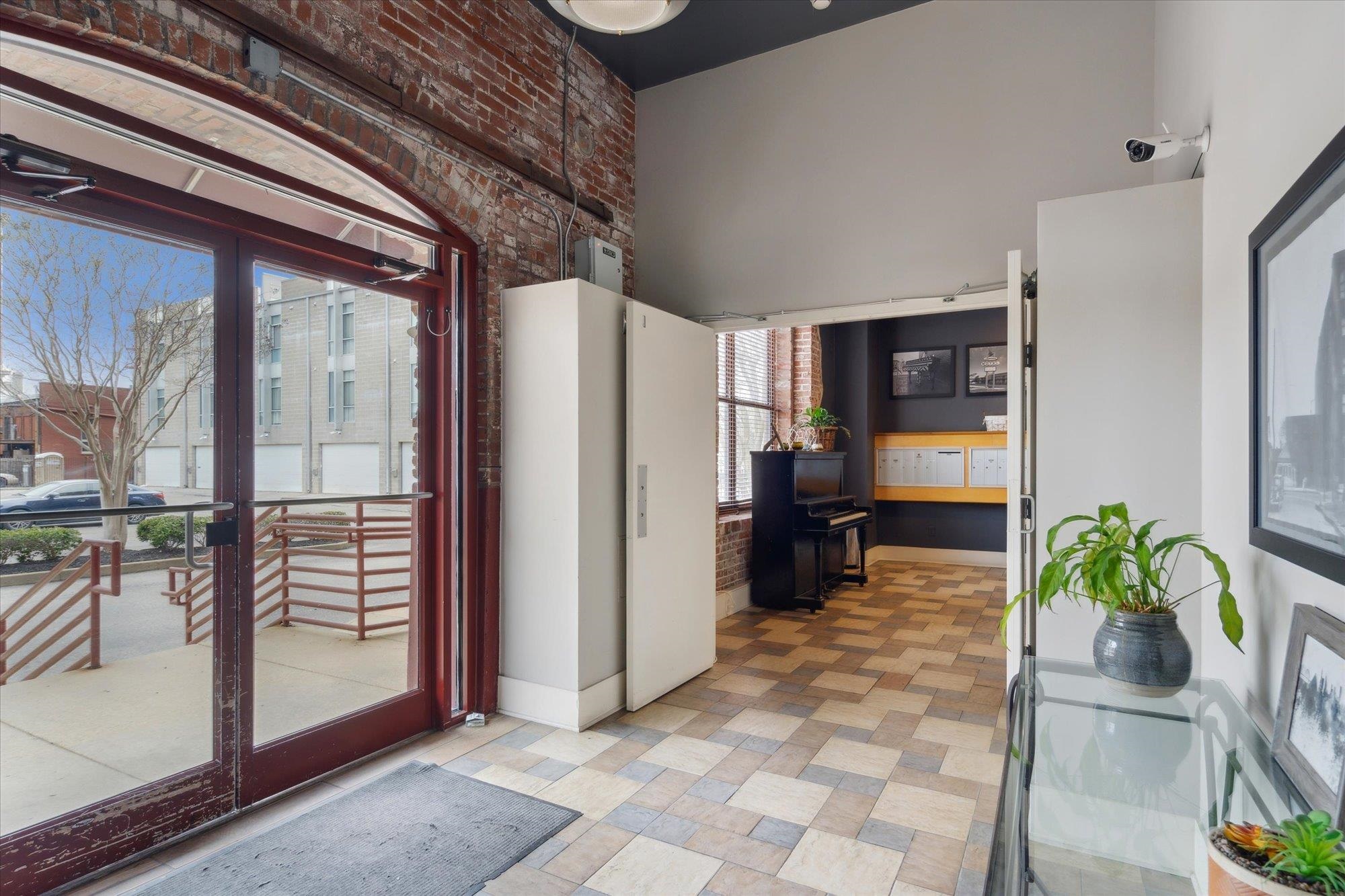 137 E G E PATTERSON AVE Unit: 402