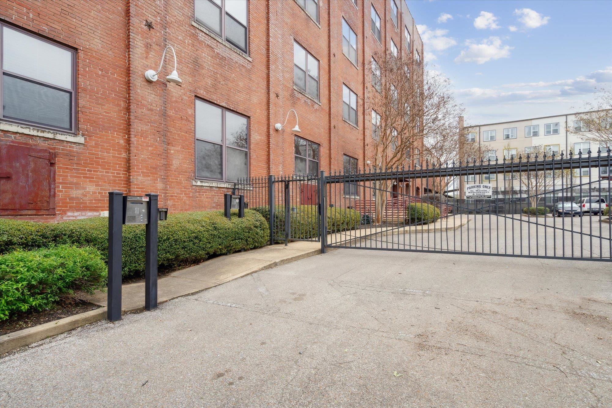 137 E G E PATTERSON AVE Unit: 402