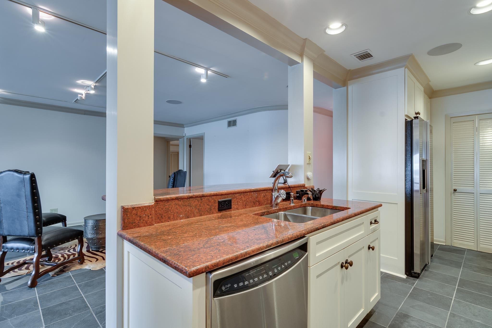 335 RIVERBLUFF PL Unit: 1