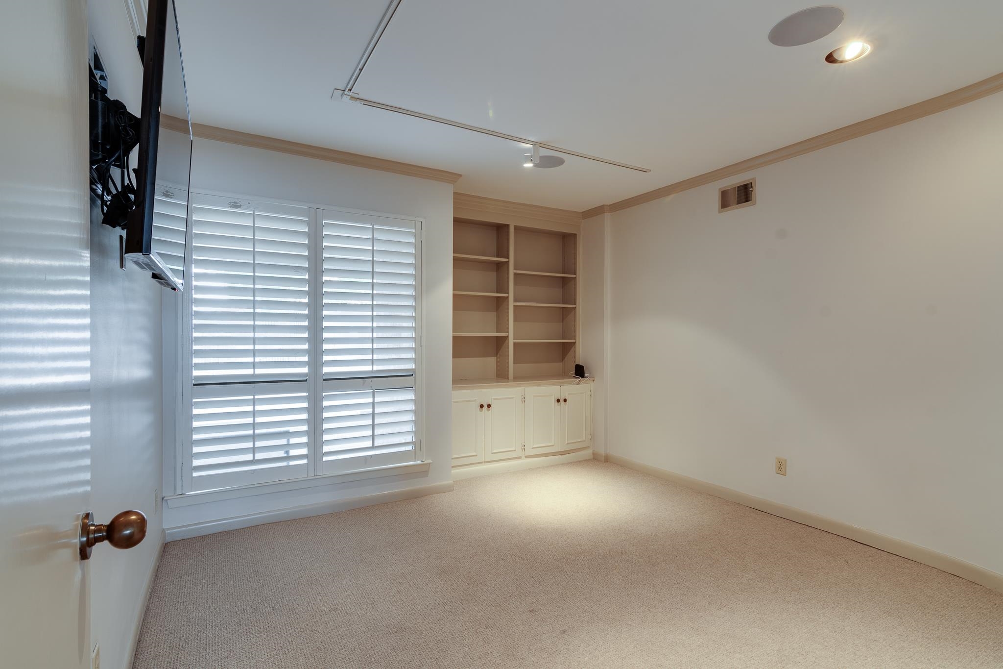 335 RIVERBLUFF PL Unit: 1