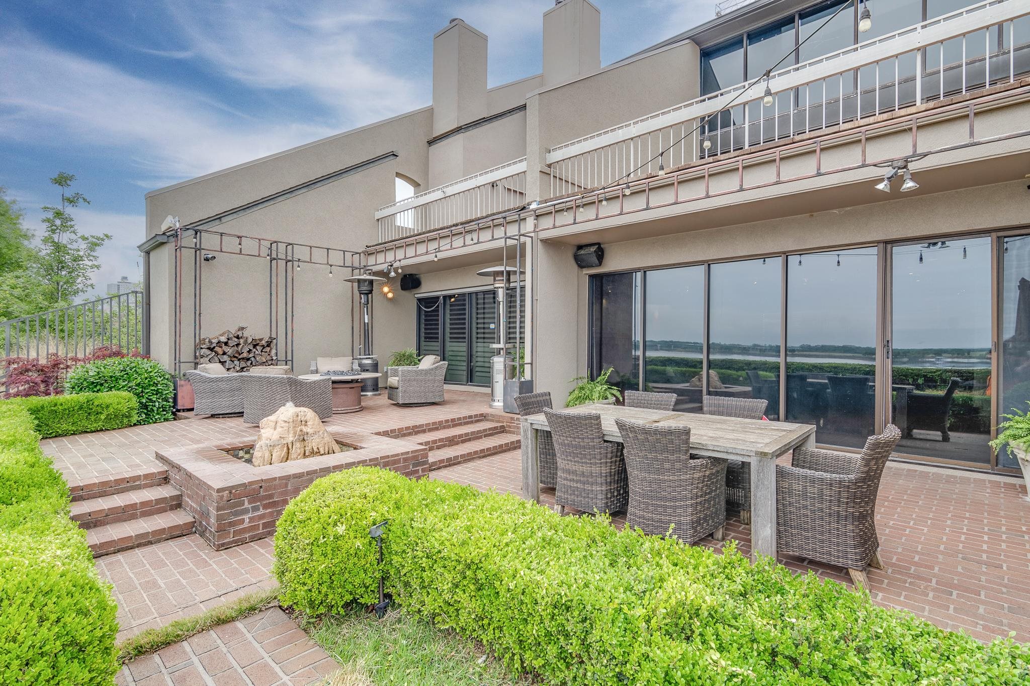 335 RIVERBLUFF PL Unit: 1