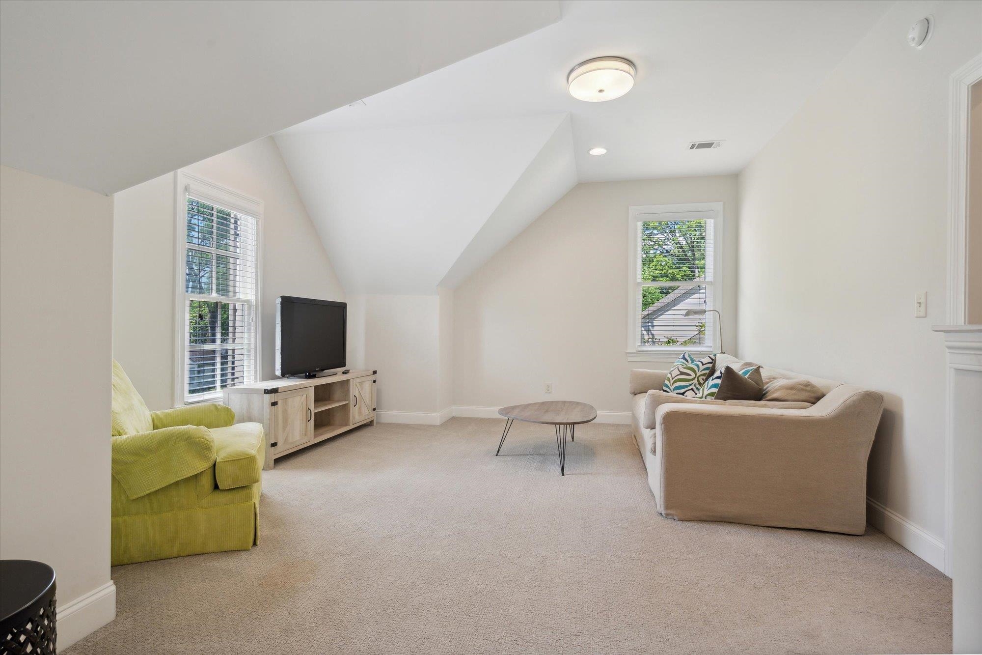 3588 HIGHLAND PARK PL