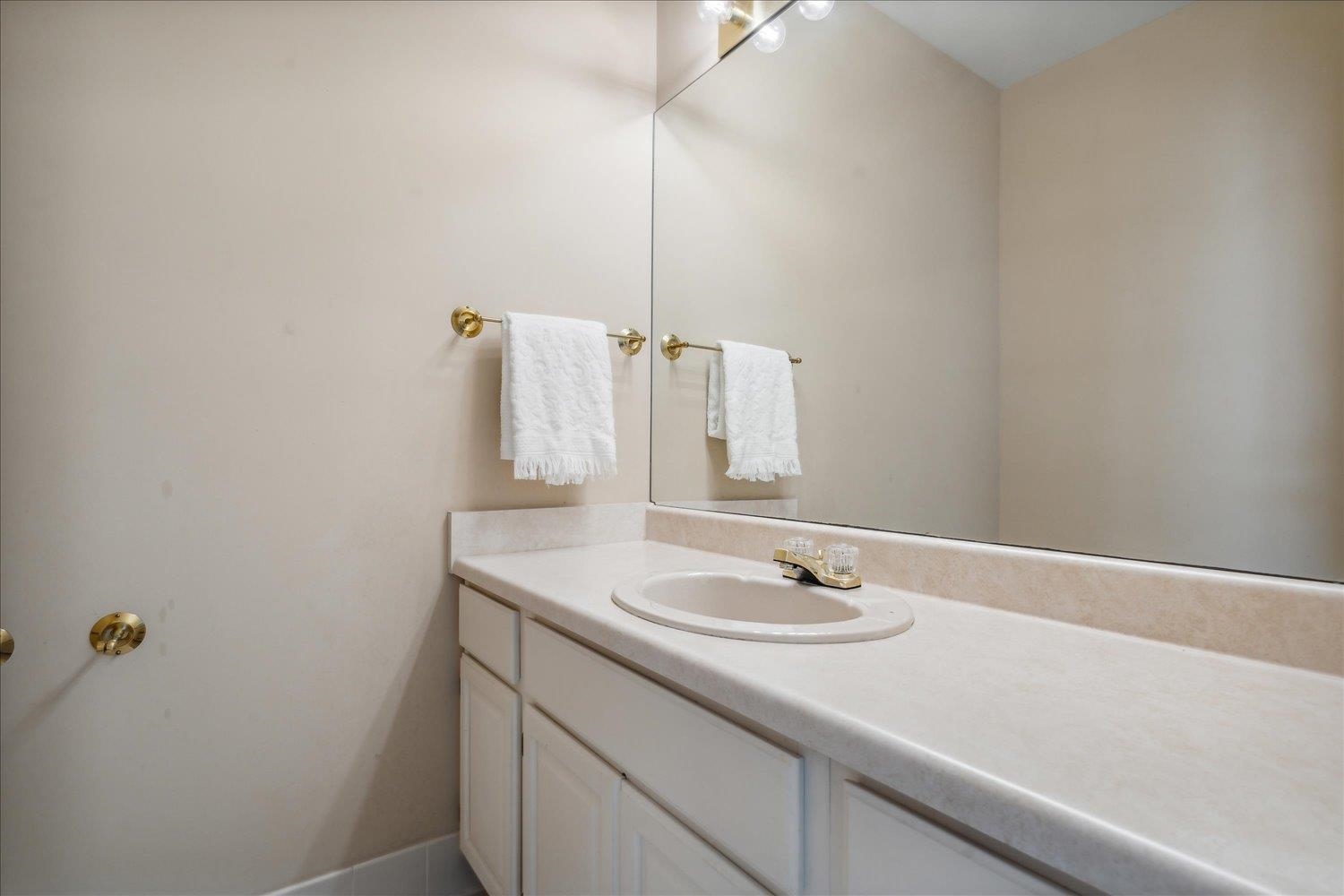 399 COLONIAL RD