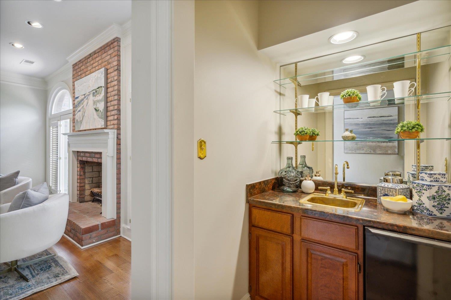 399 COLONIAL RD