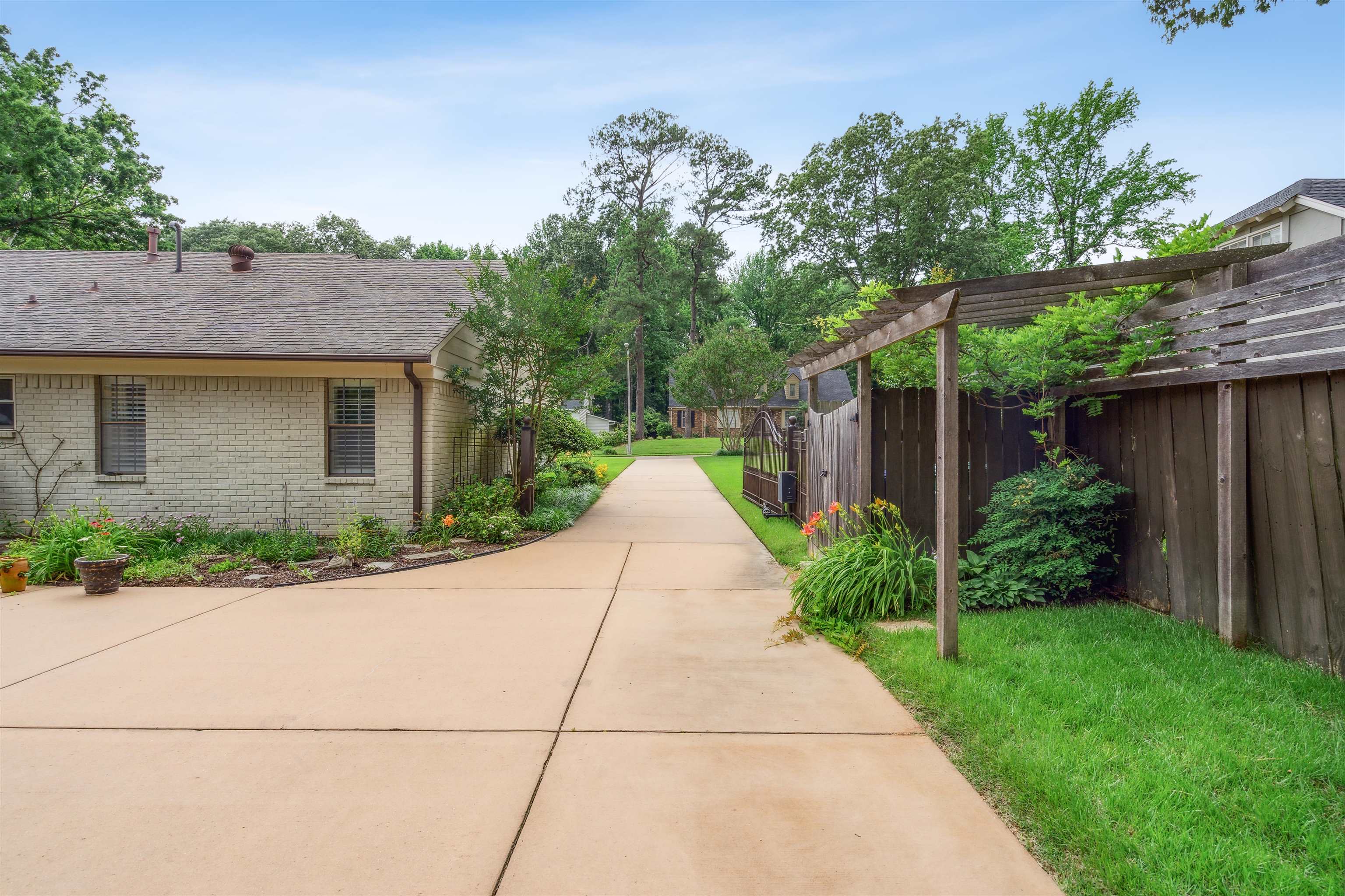 2446 REDBUD TRAIL DR