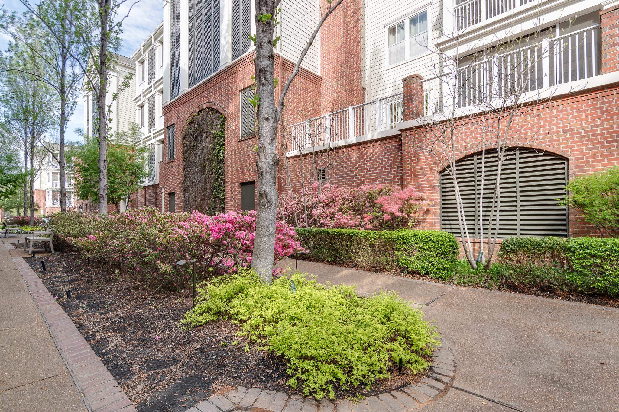 591 LEXINGTON CLUB CT Unit: 203