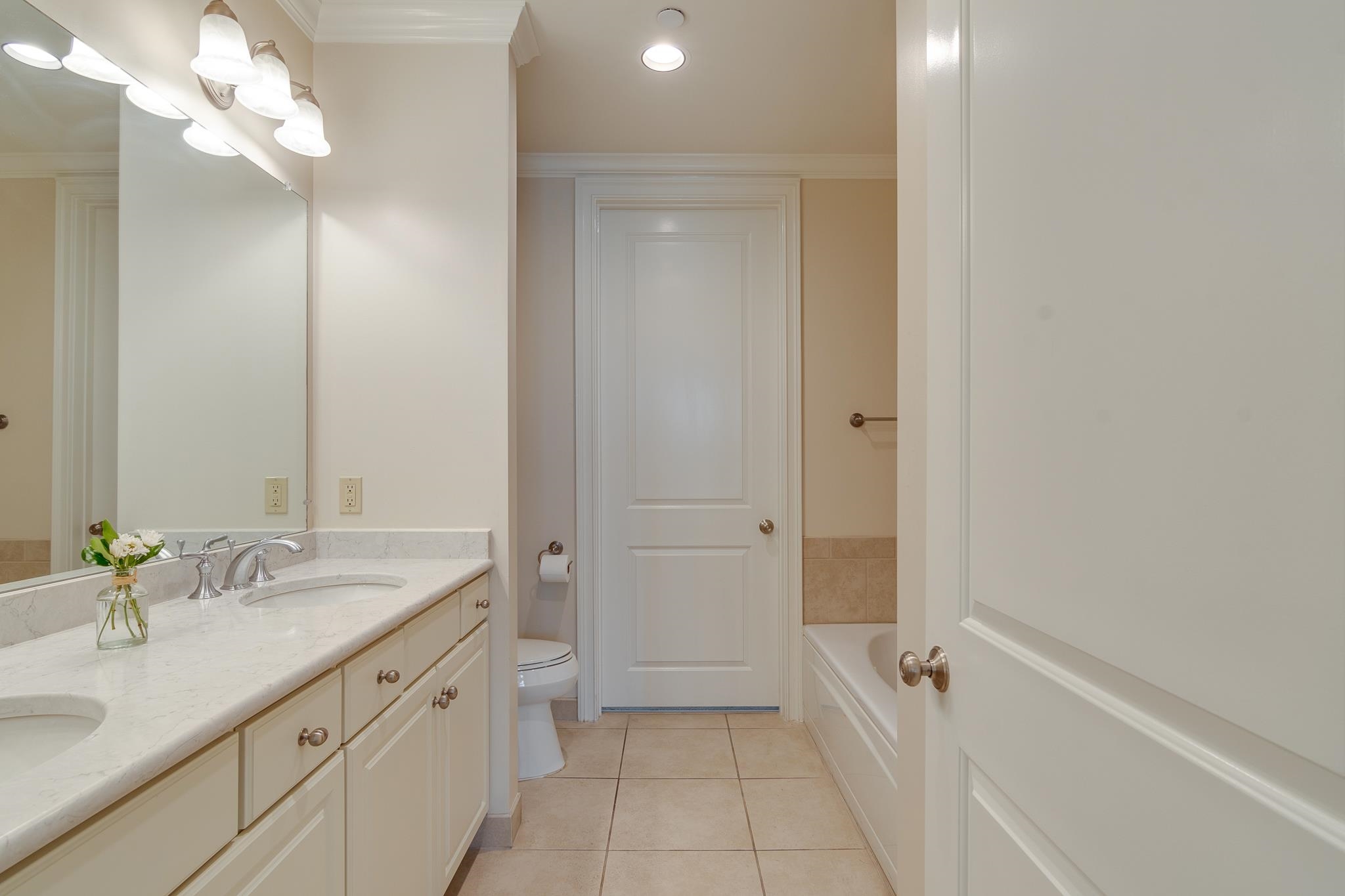 591 LEXINGTON CLUB CT Unit: 203