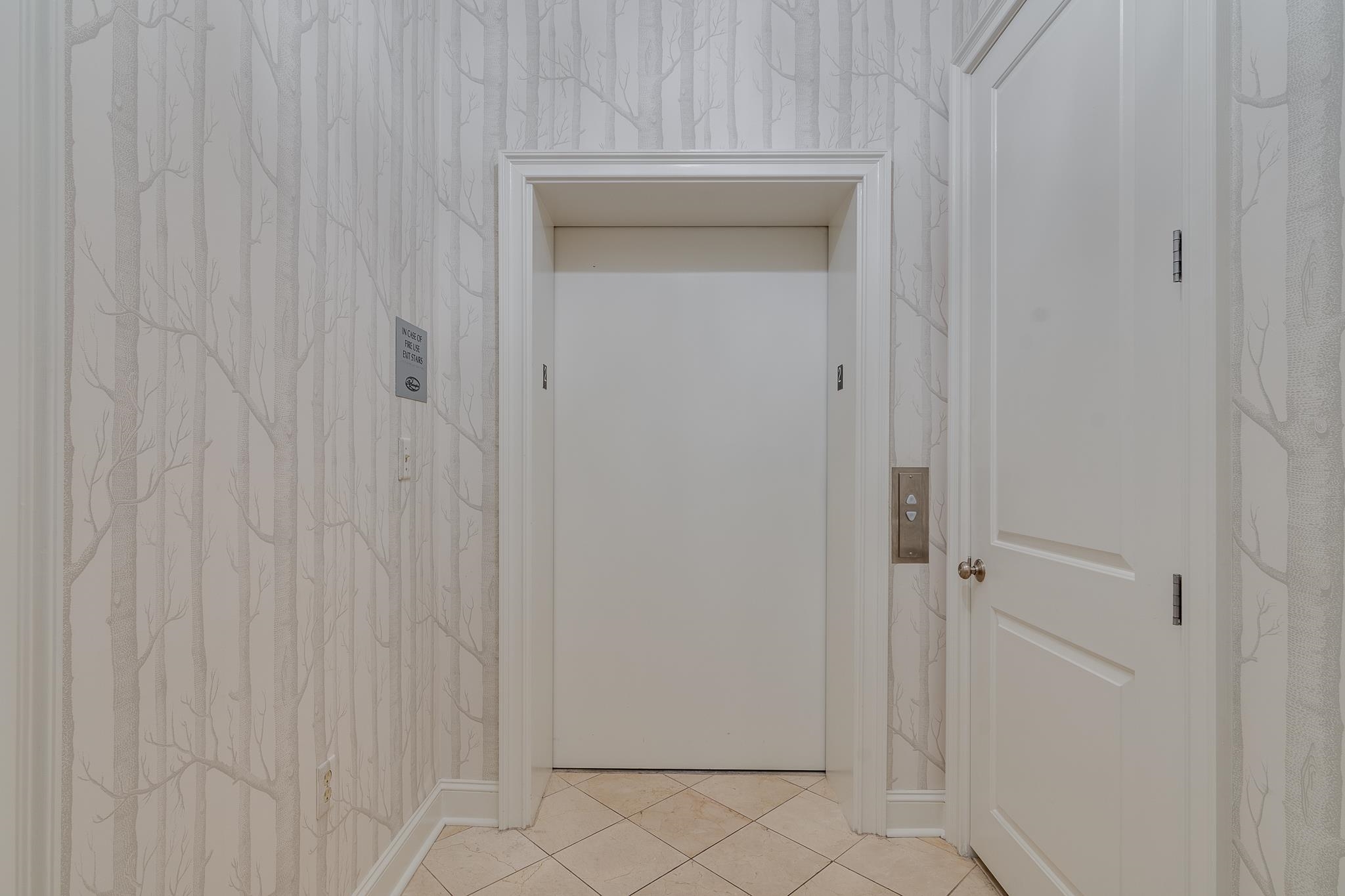 591 LEXINGTON CLUB CT Unit: 203