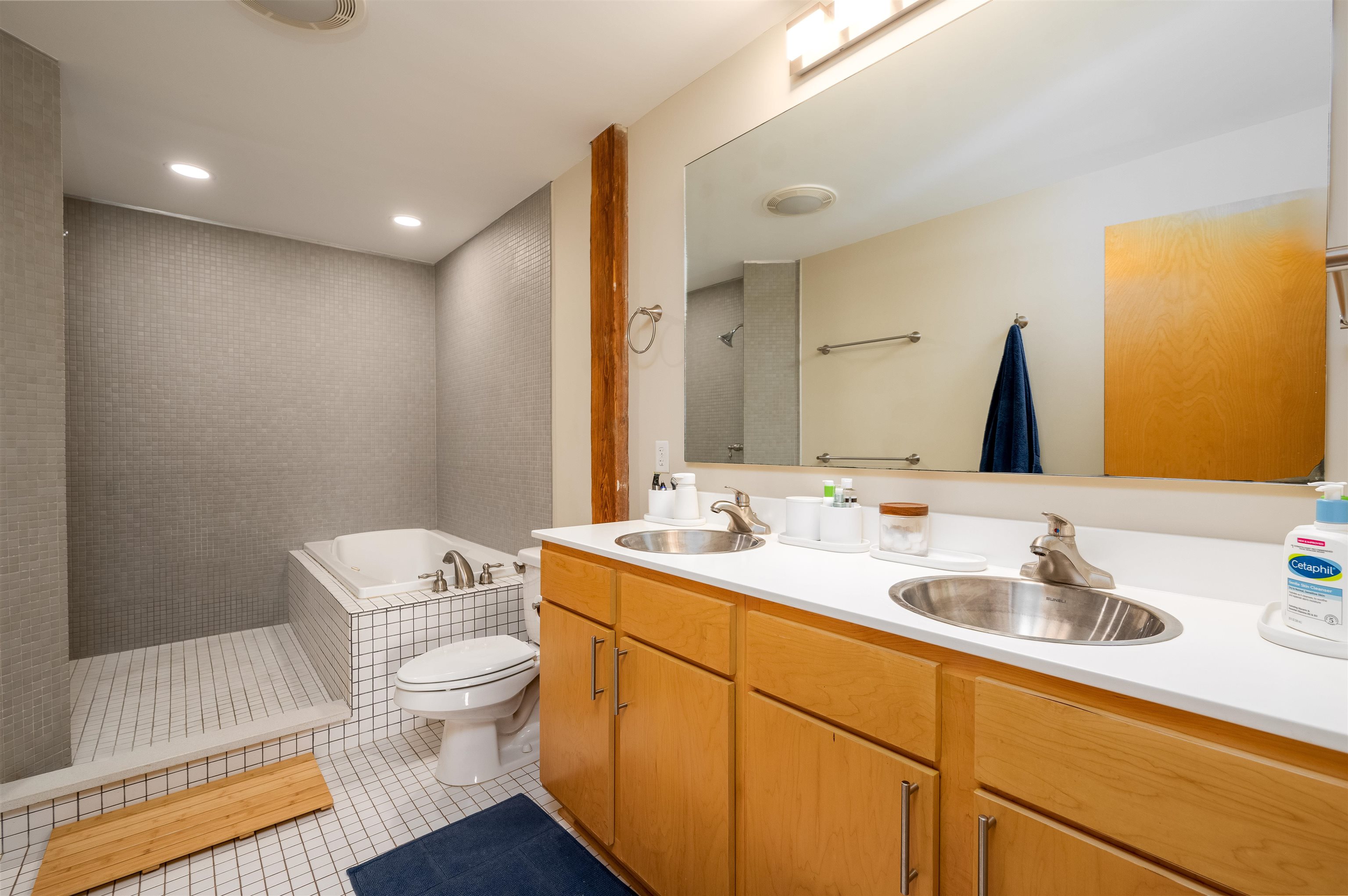 2 W G E PATTERSON AVE Unit: 216