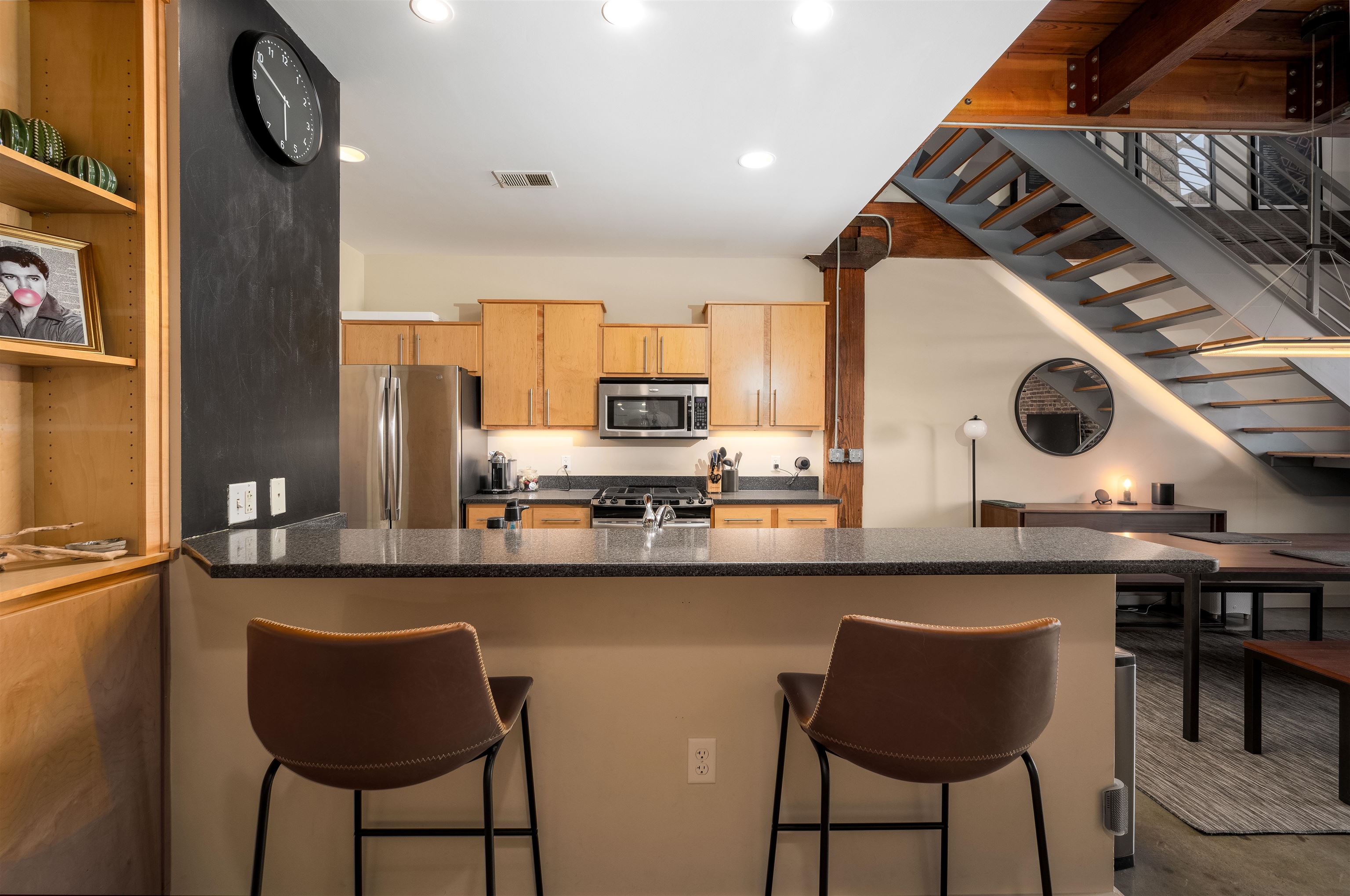 2 W G E PATTERSON AVE Unit: 216