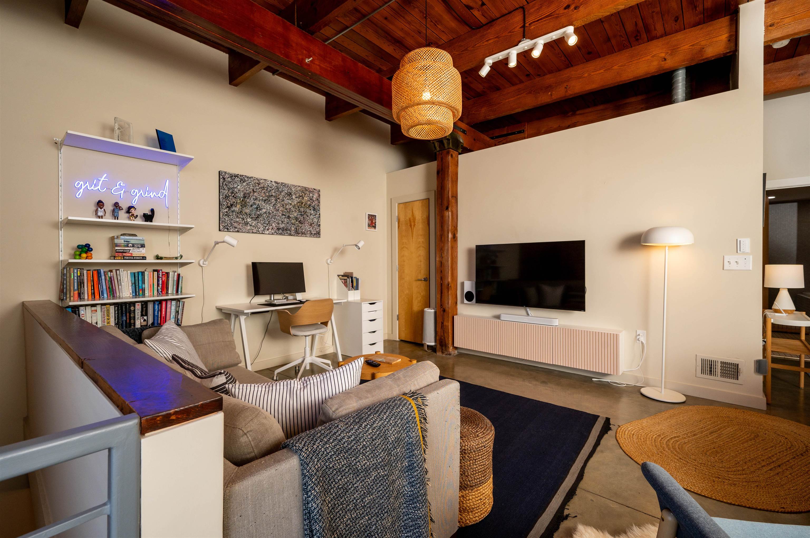 2 W G E PATTERSON AVE Unit: 216