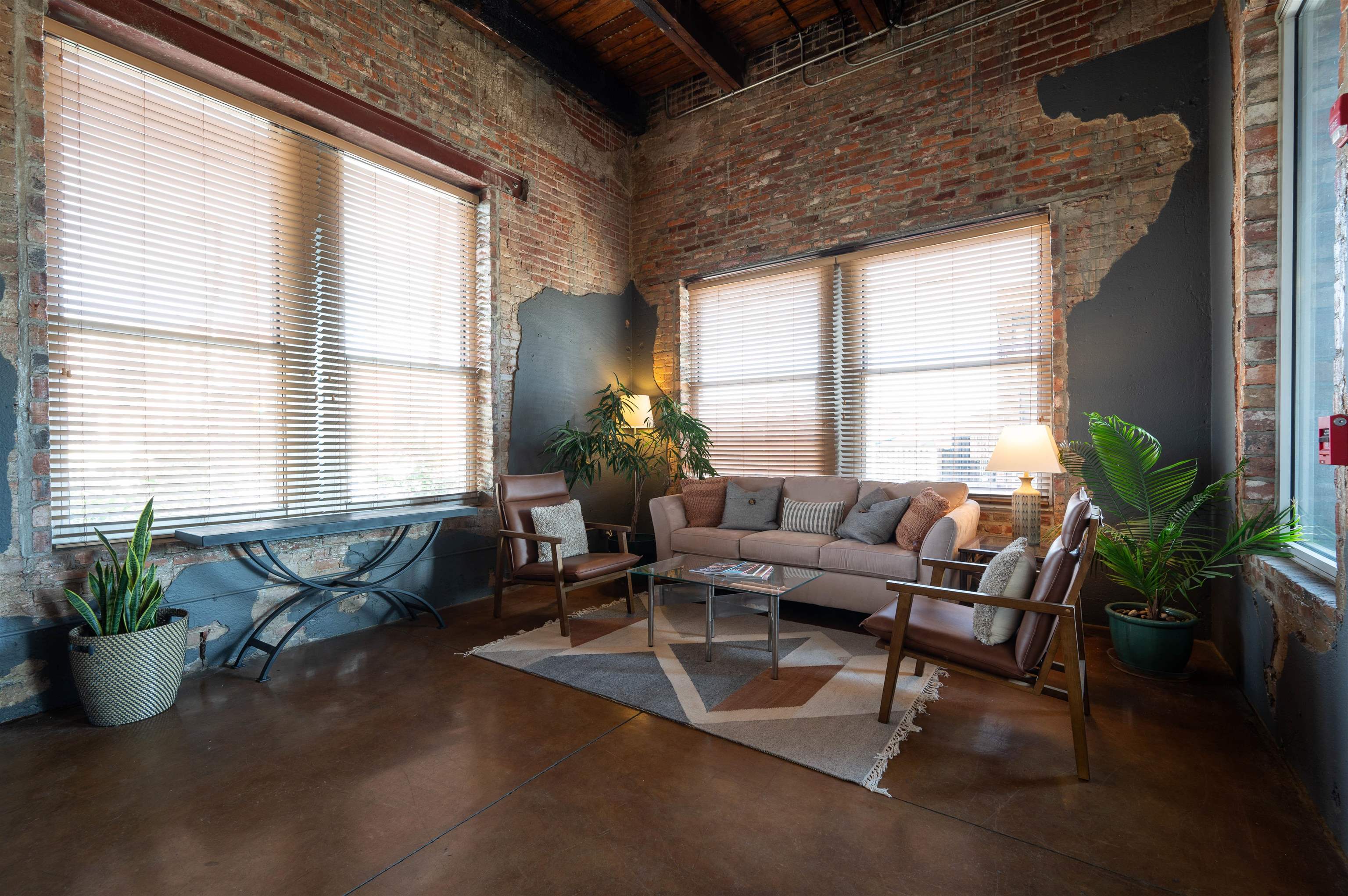 2 W G E PATTERSON AVE Unit: 216