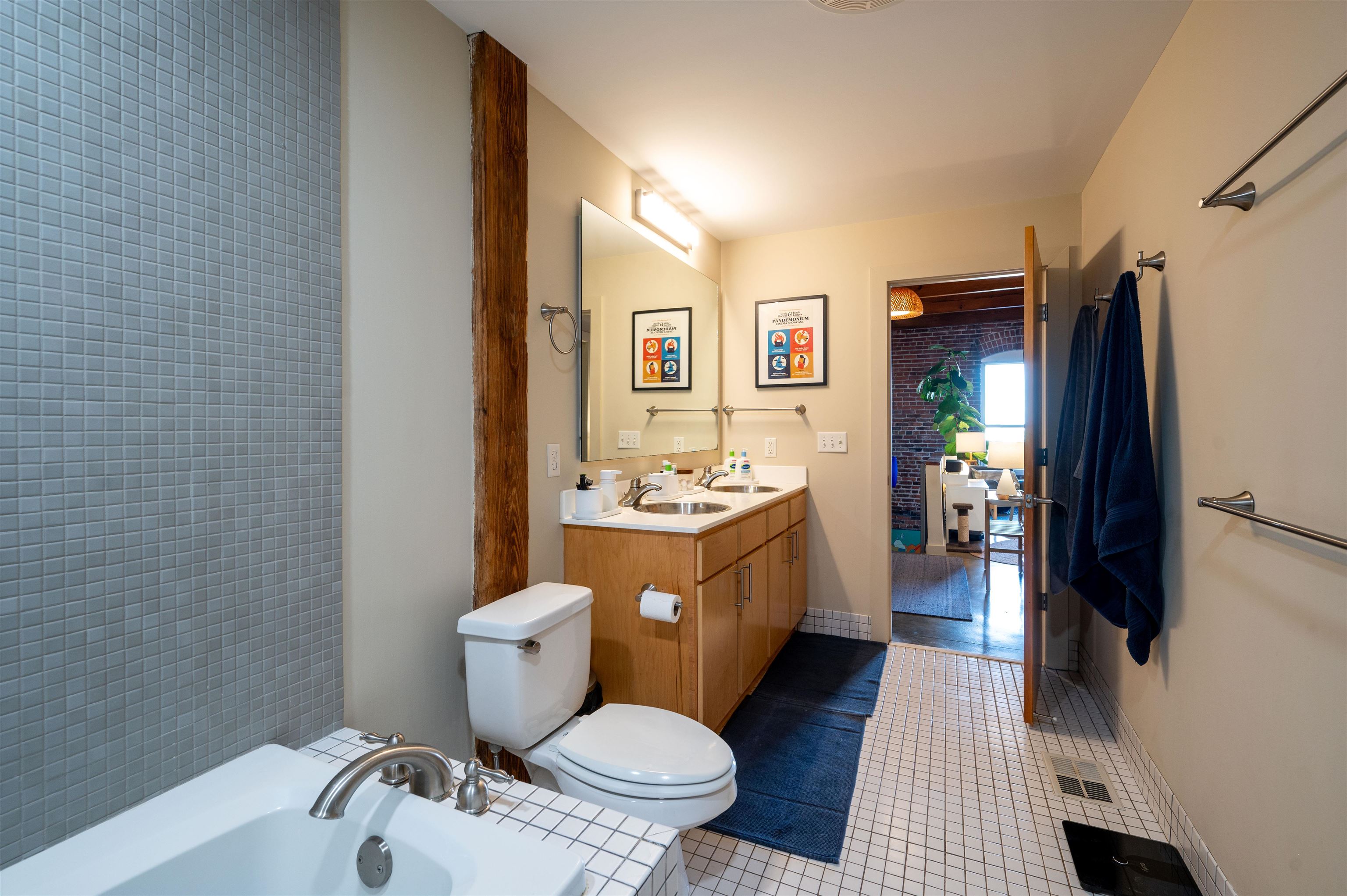 2 W G E PATTERSON AVE Unit: 216