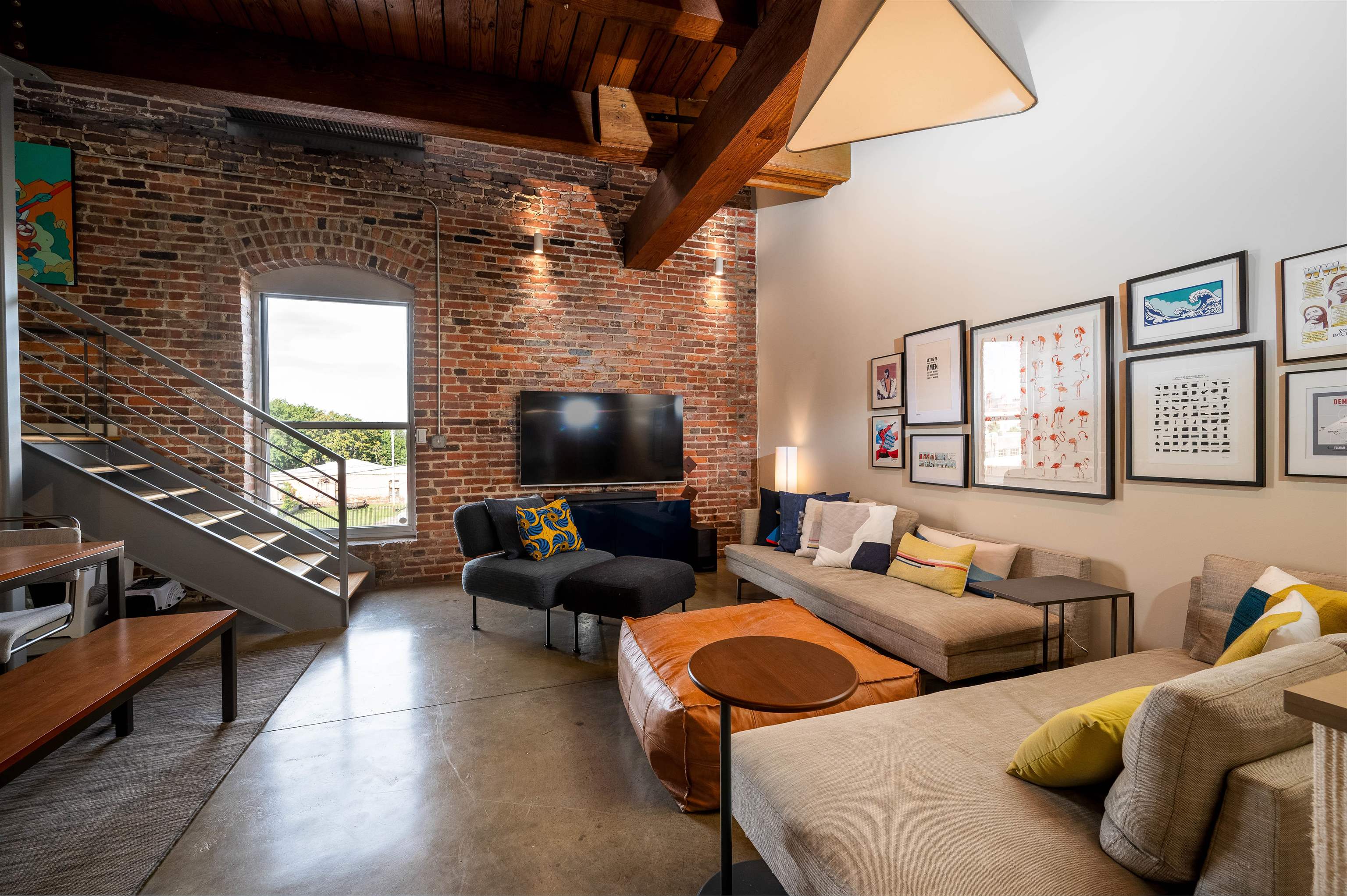 2 W G E PATTERSON AVE Unit: 216