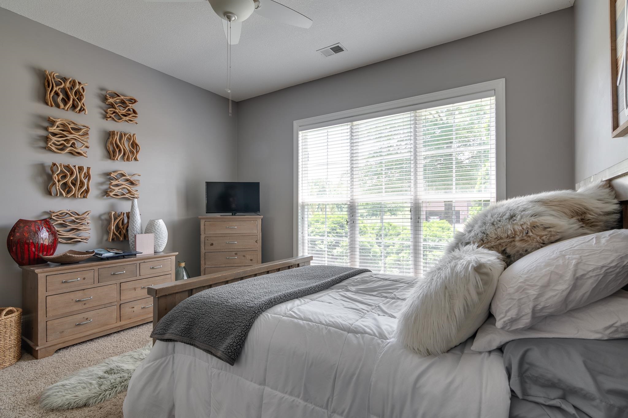 9686 GRAYS HOLLOW CV