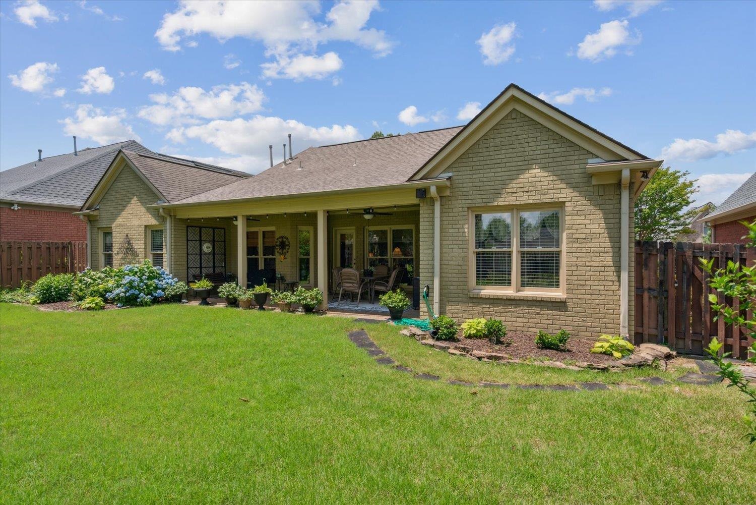 620 W WARWICK OAKS LN W