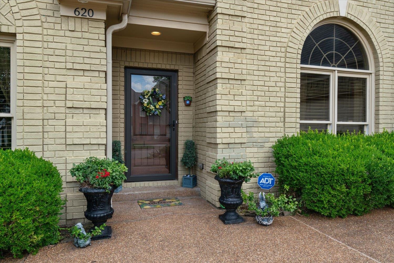 620 W WARWICK OAKS LN W