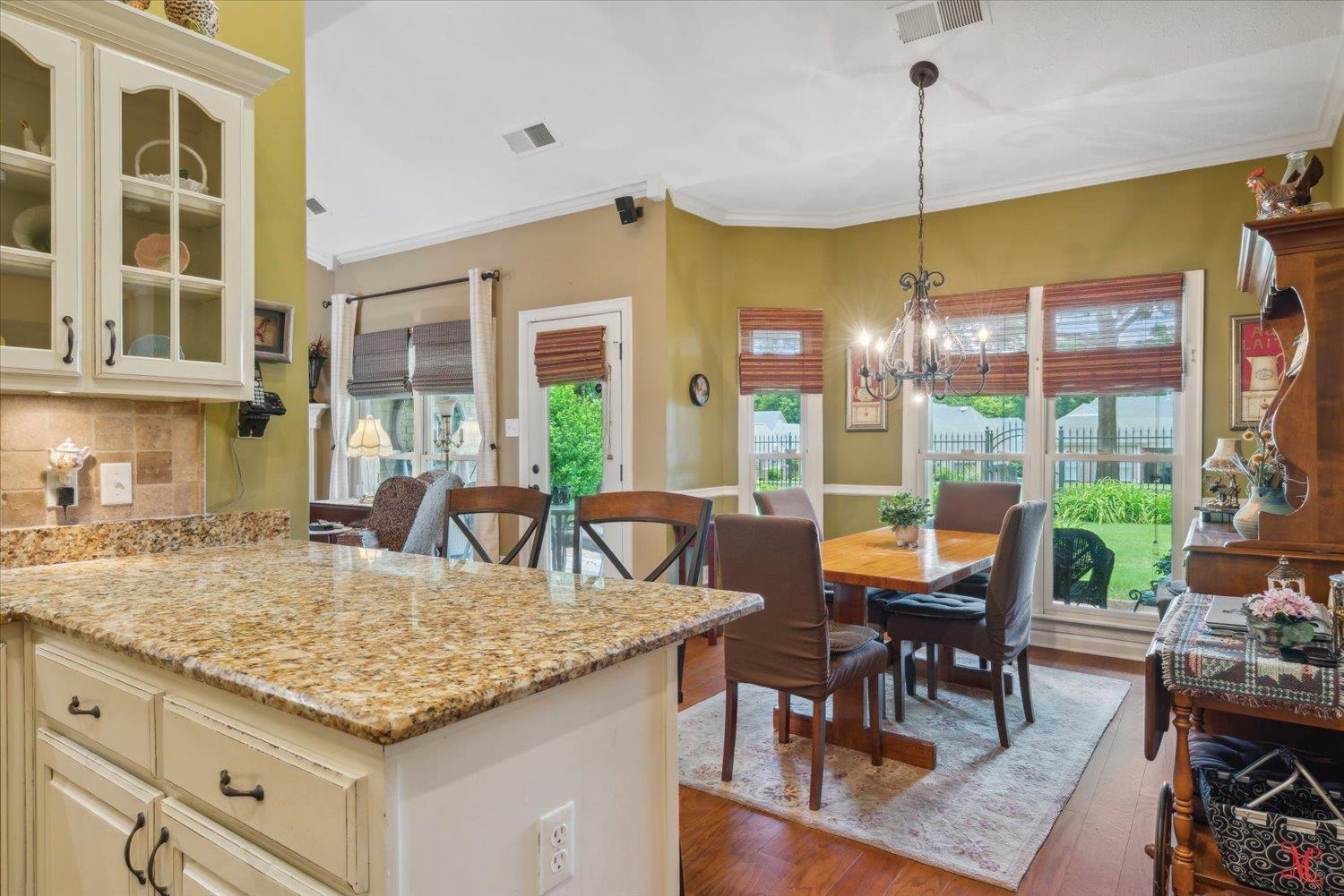 620 W WARWICK OAKS LN W