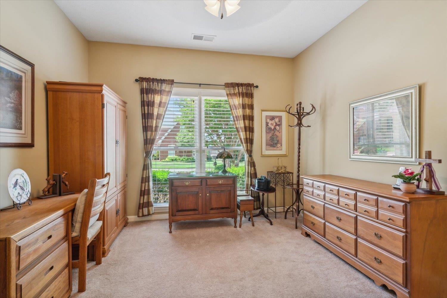 620 W WARWICK OAKS LN W