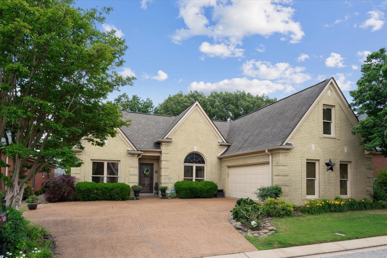 620 W WARWICK OAKS LN W