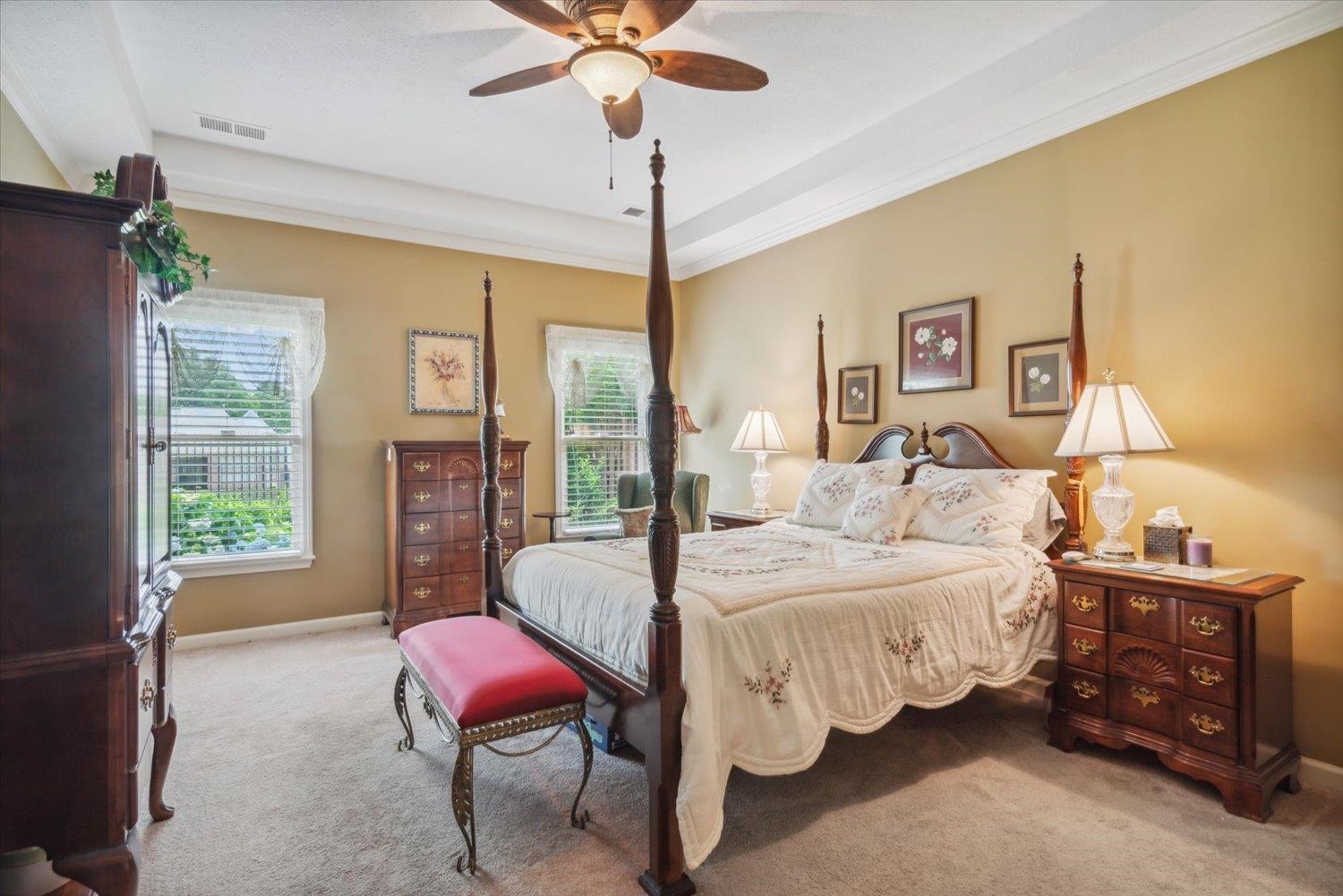 620 W WARWICK OAKS LN W