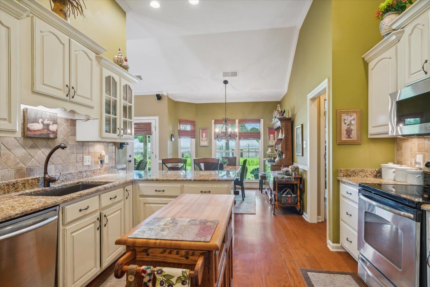 620 W WARWICK OAKS LN W