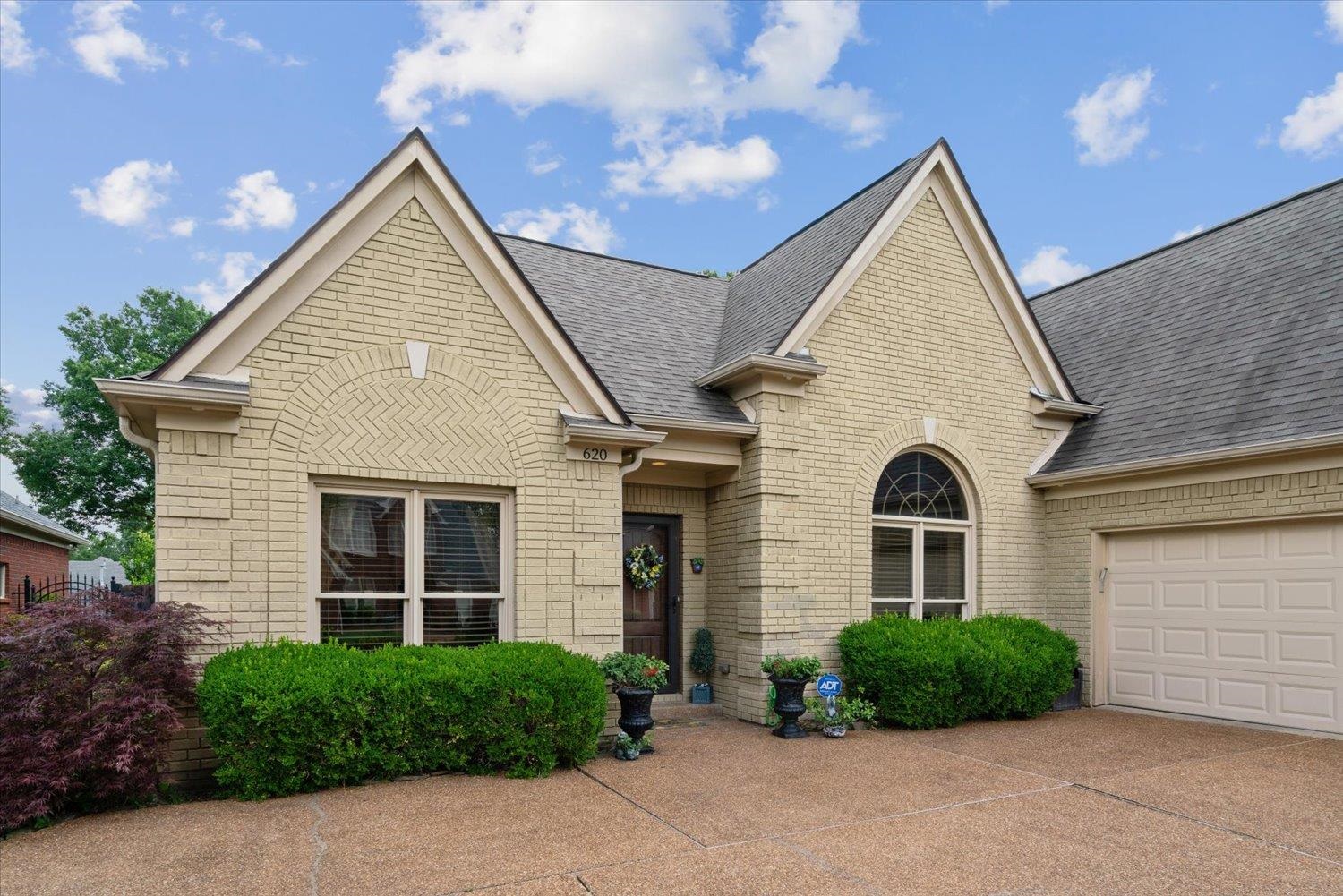 620 W WARWICK OAKS LN W