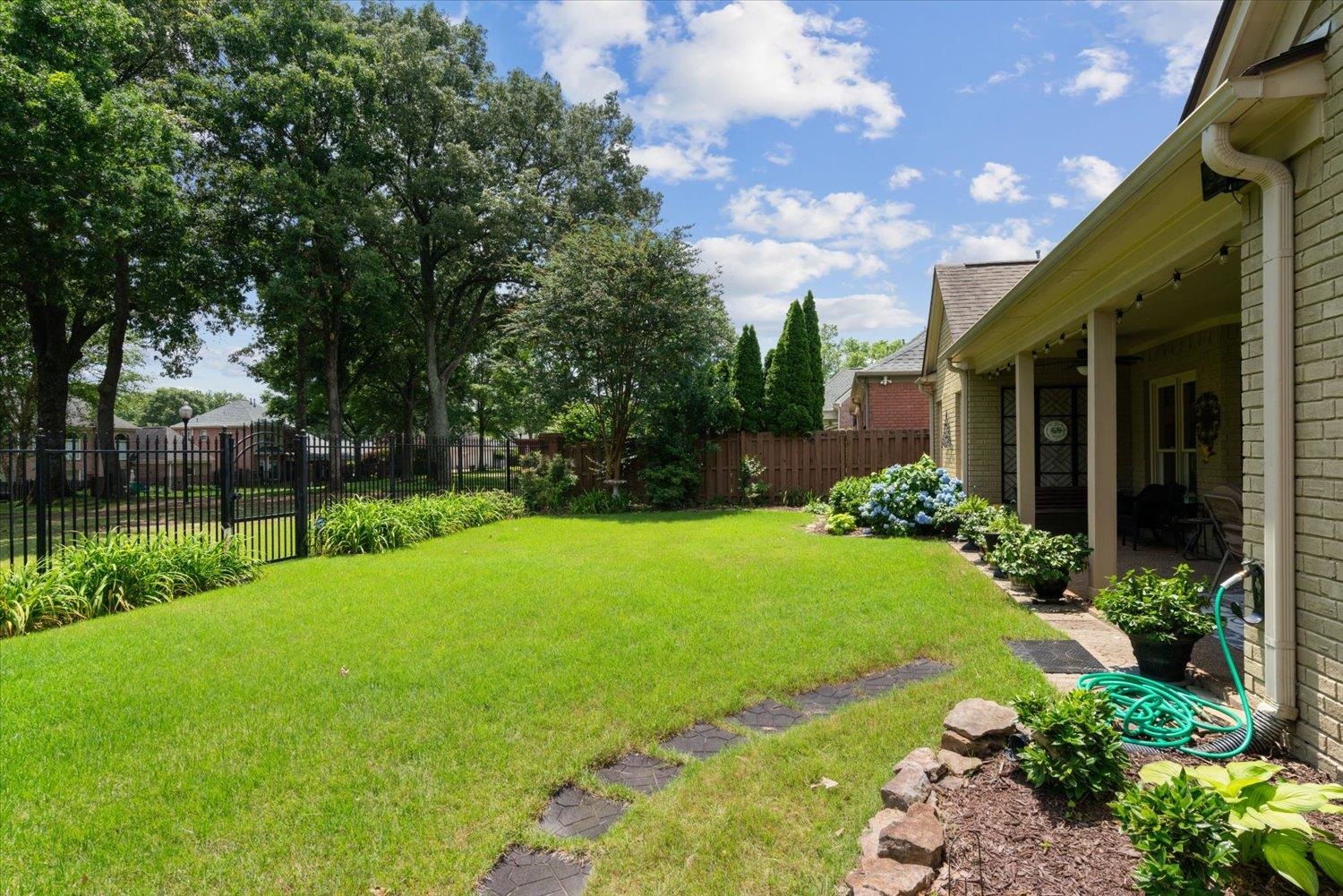 620 W WARWICK OAKS LN W