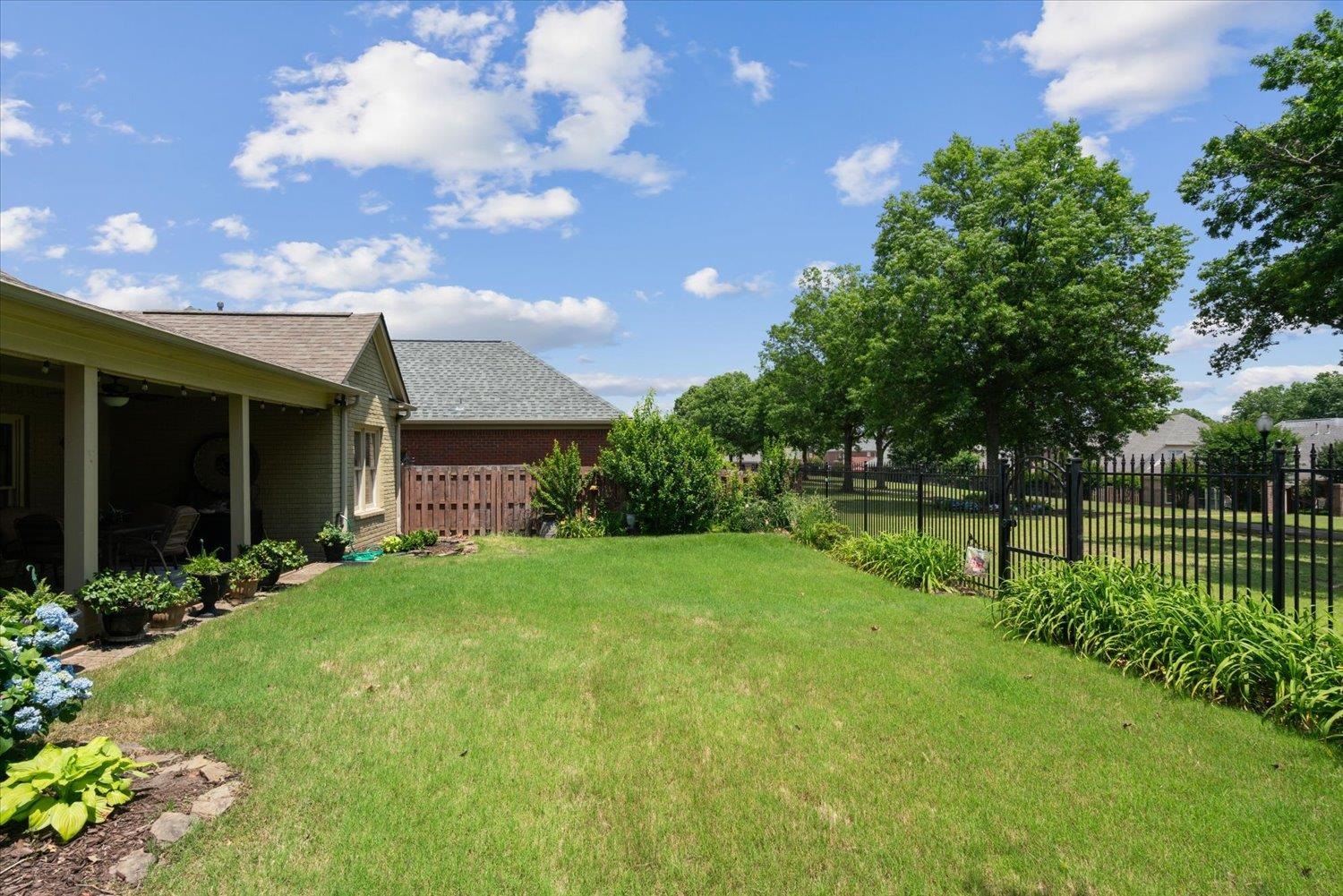 620 W WARWICK OAKS LN W