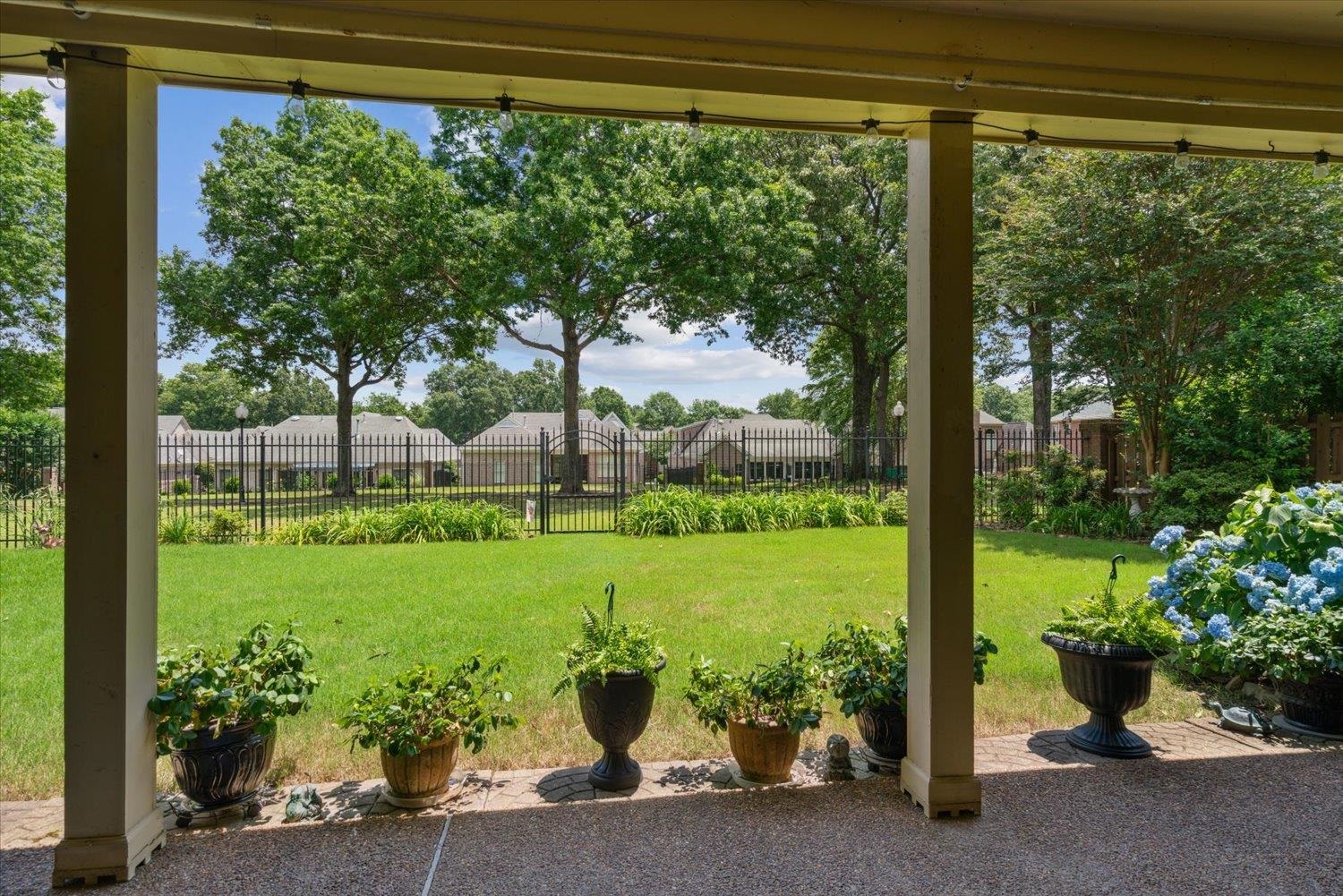 620 W WARWICK OAKS LN W