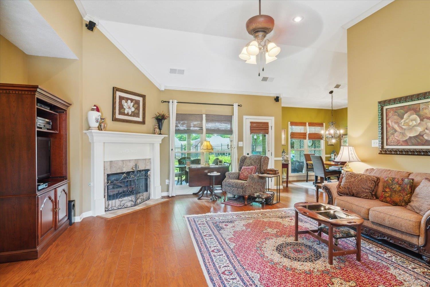 620 W WARWICK OAKS LN W