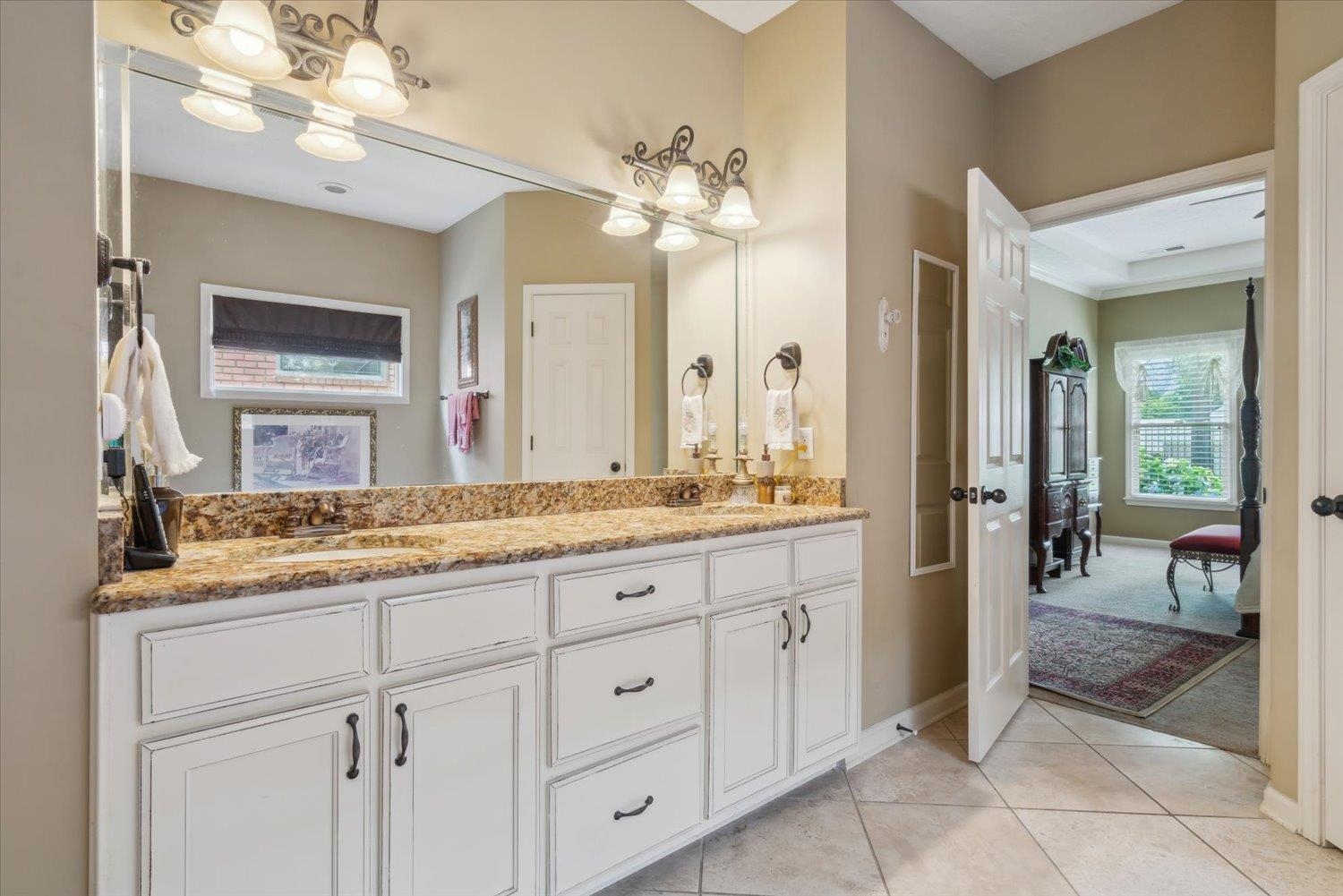 620 W WARWICK OAKS LN W