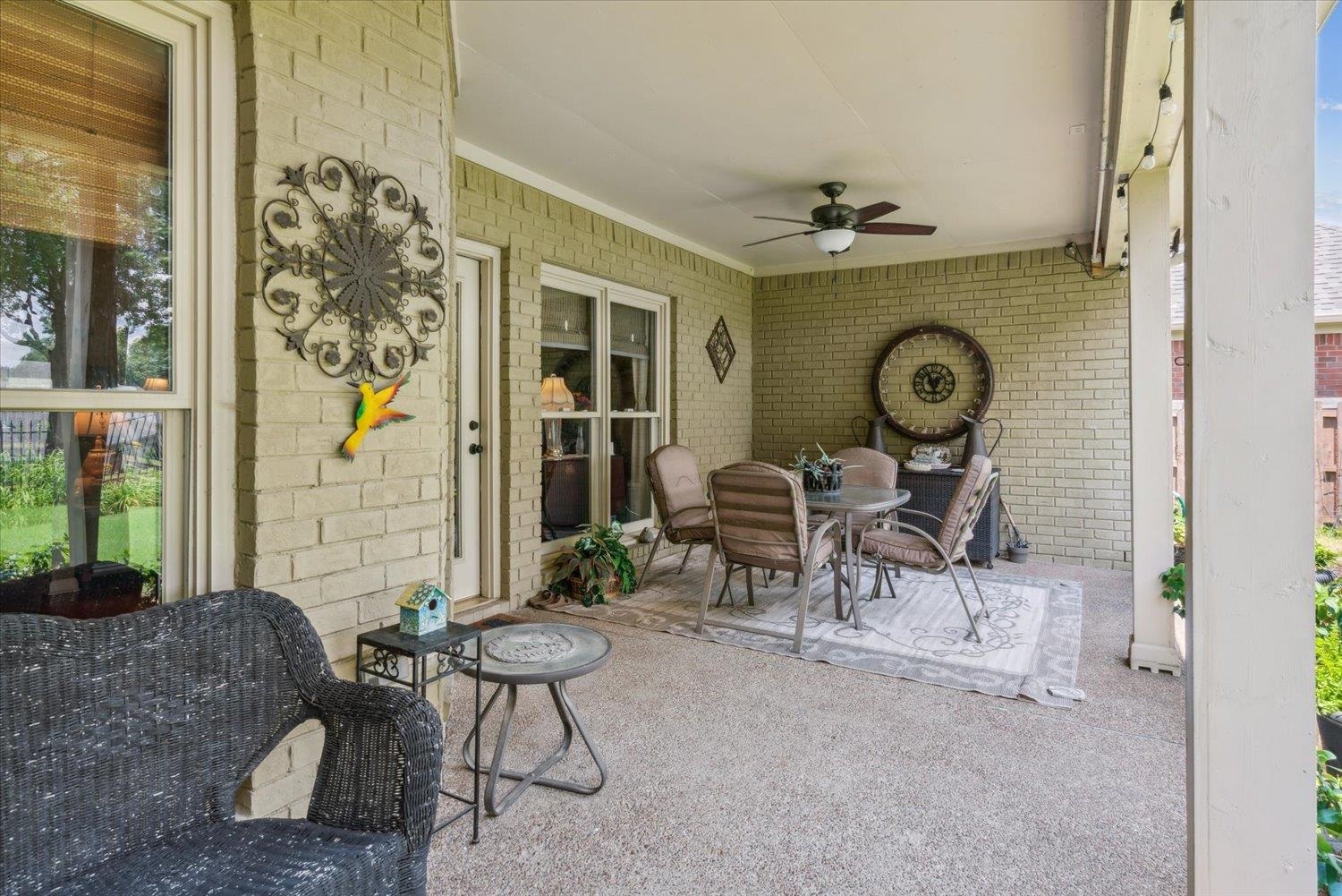 620 W WARWICK OAKS LN W