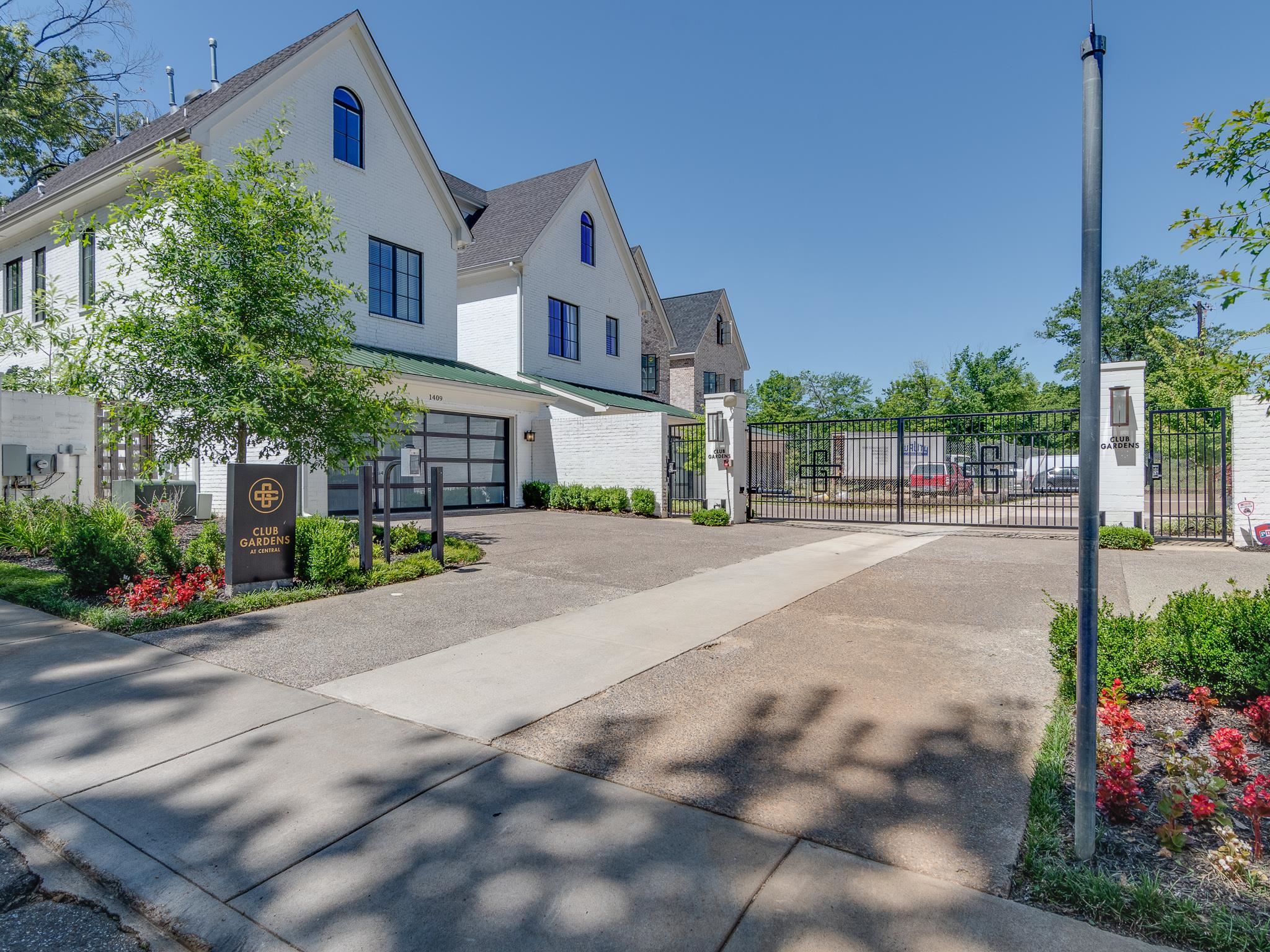 1402 CLUB GARDENS PL