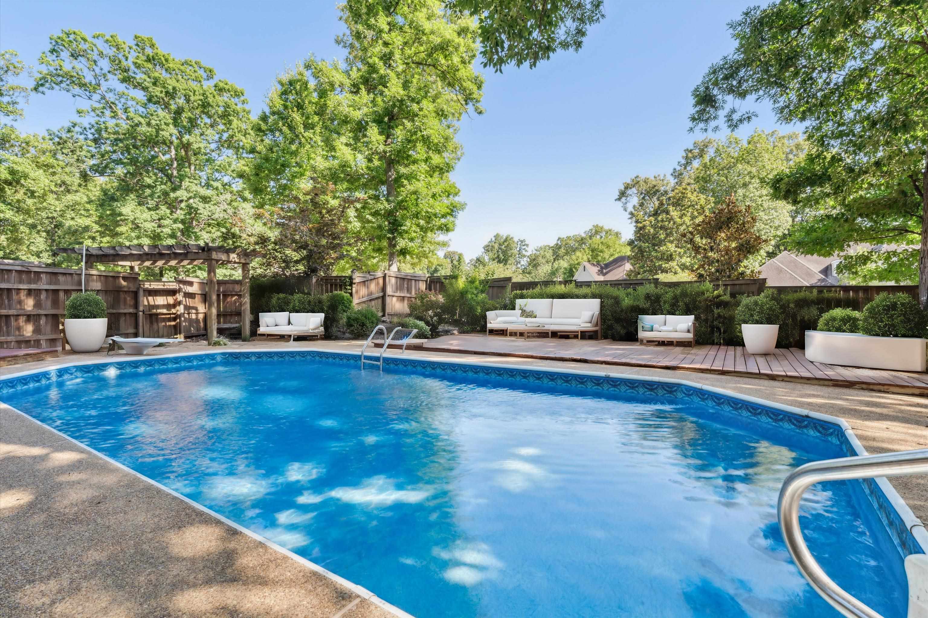 1423 E LEISURE CREST CT