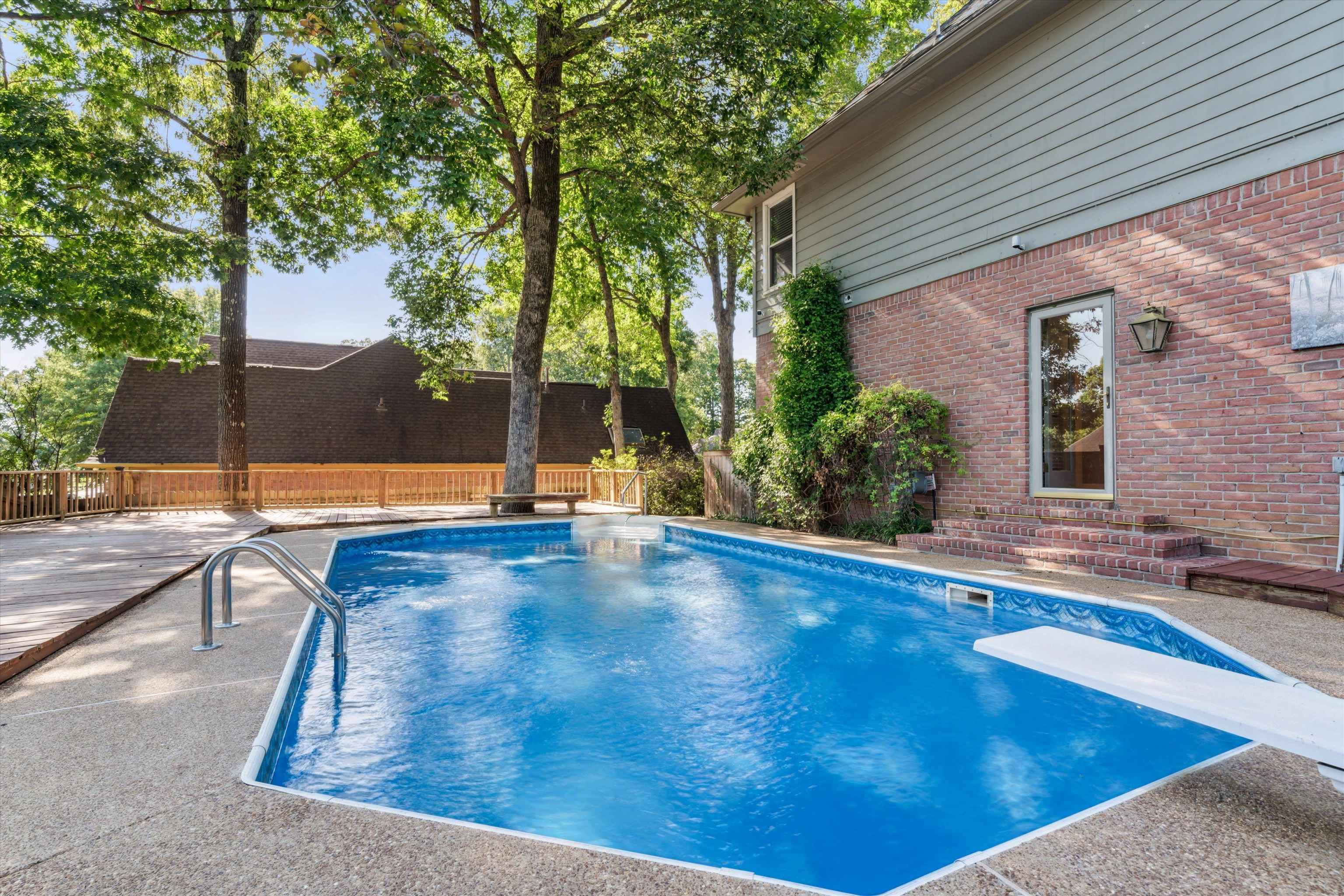 1423 E LEISURE CREST CT