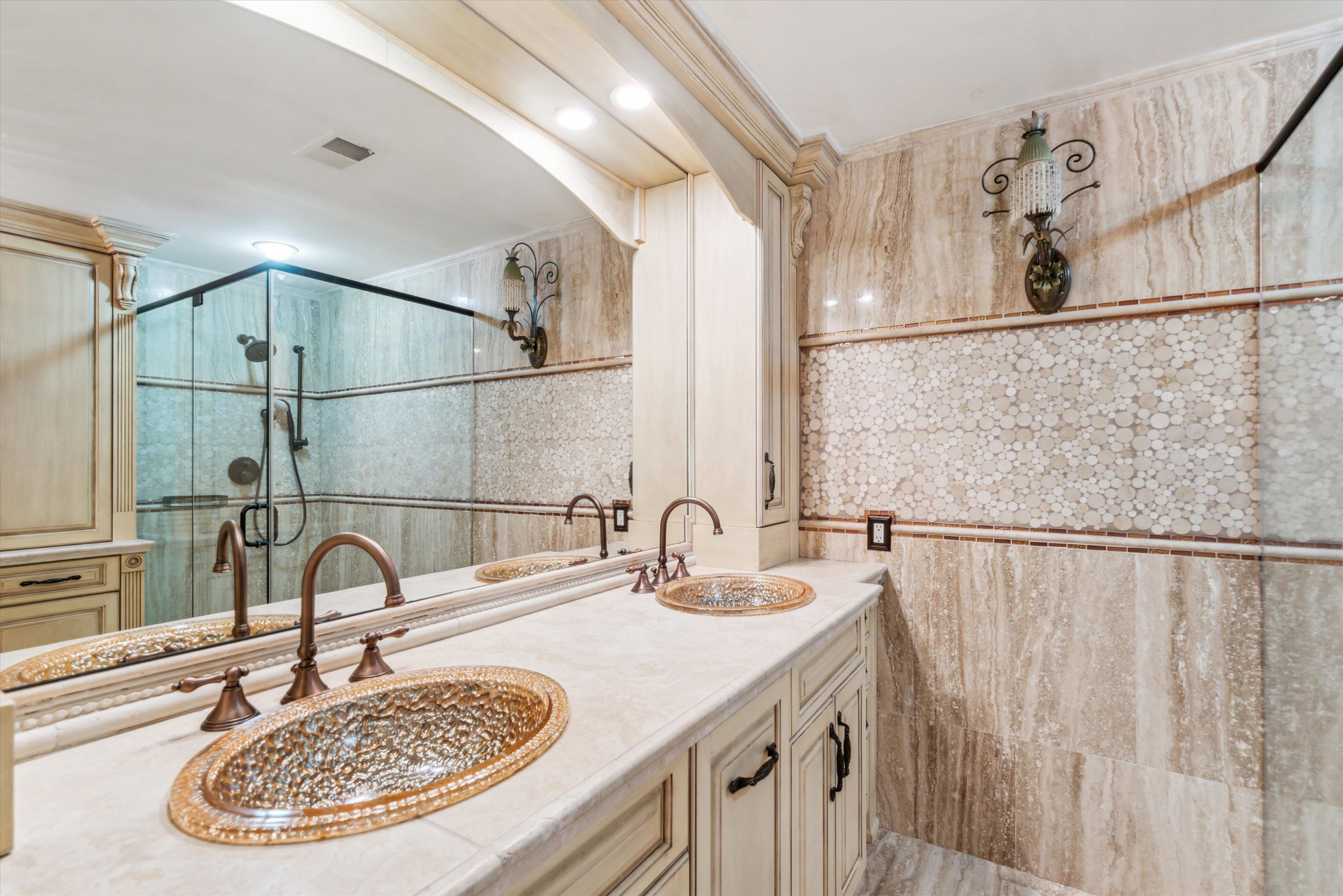 1423 E LEISURE CREST CT