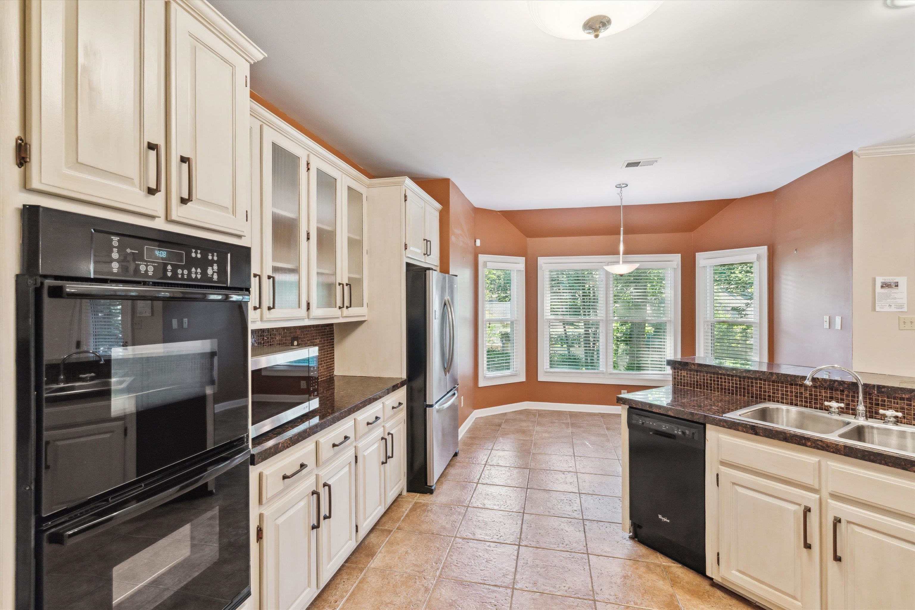 1423 E LEISURE CREST CT