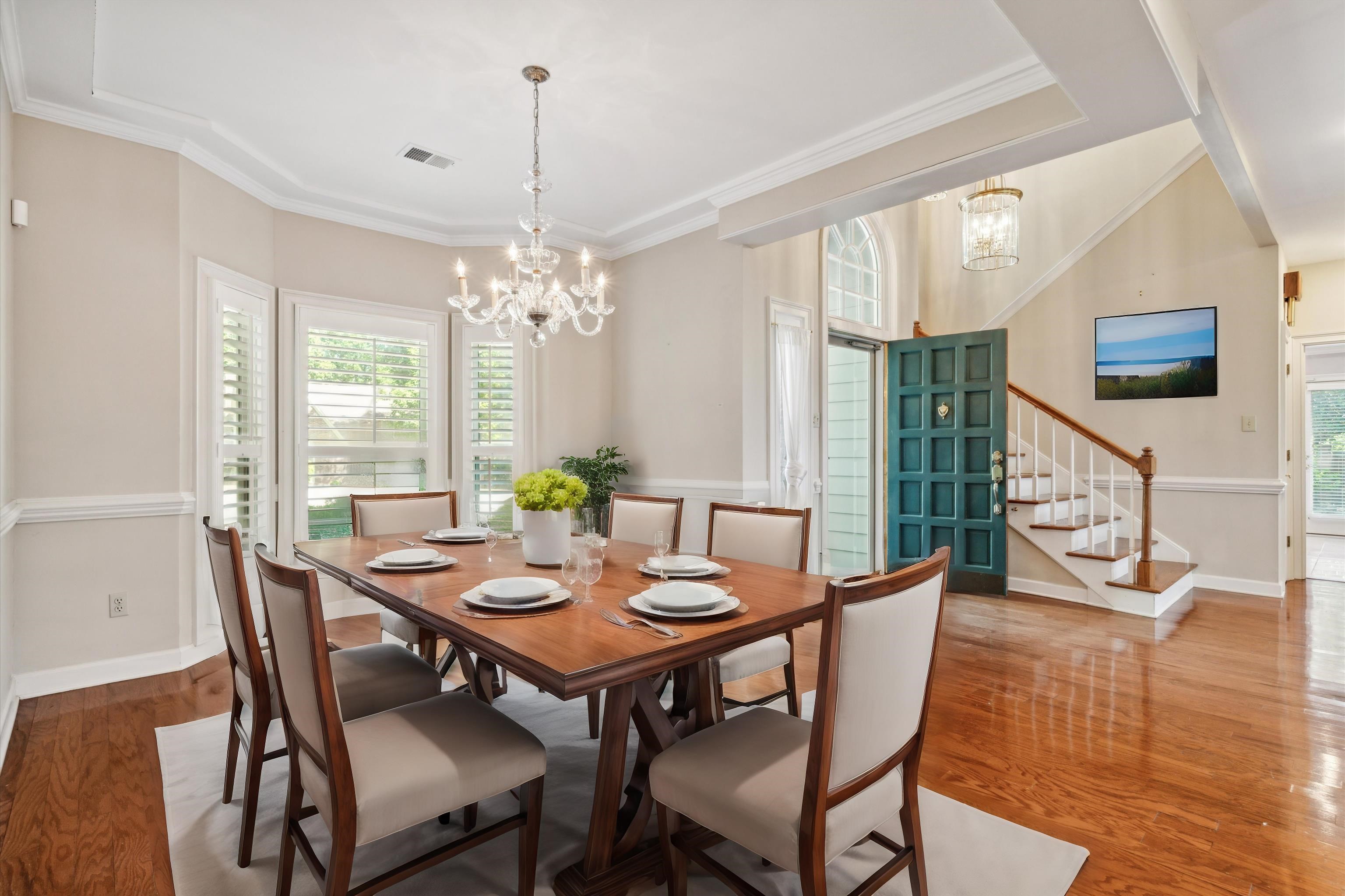 1423 E LEISURE CREST CT