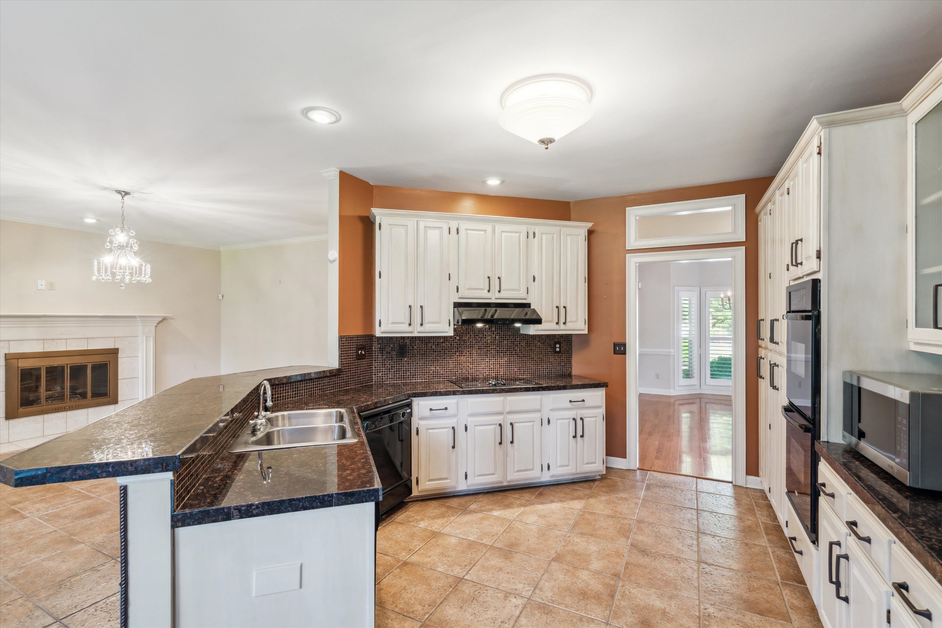 1423 E LEISURE CREST CT