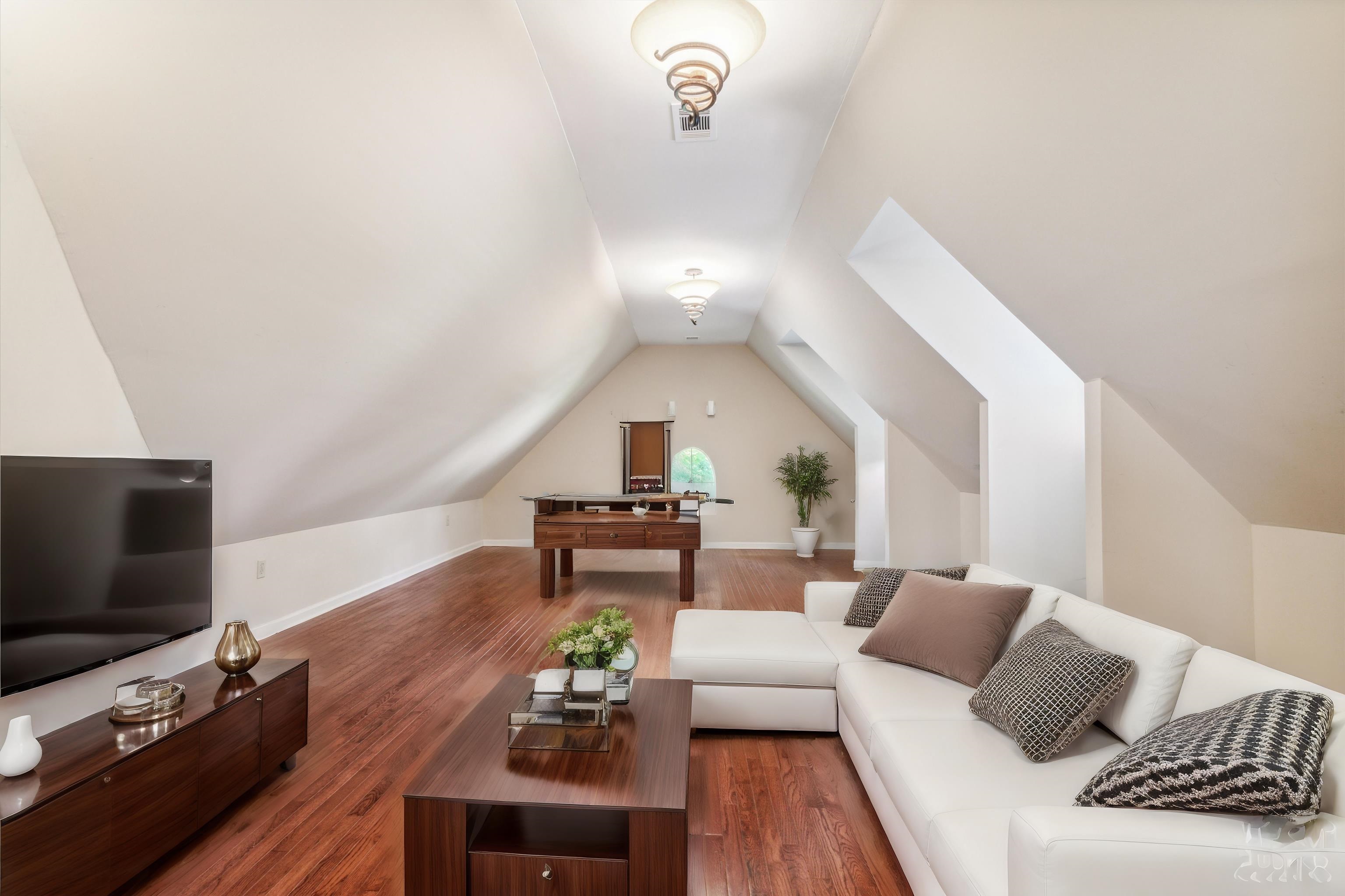 1423 E LEISURE CREST CT