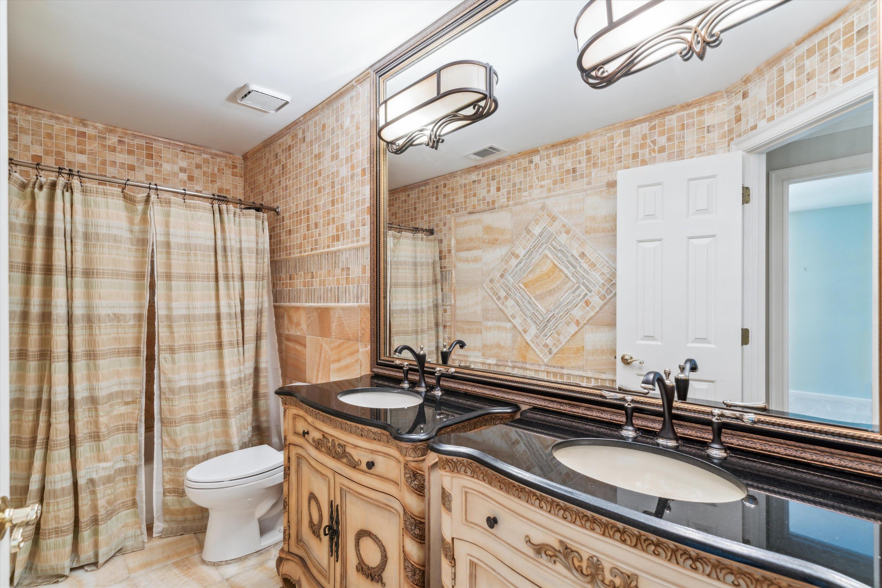 1423 E LEISURE CREST CT