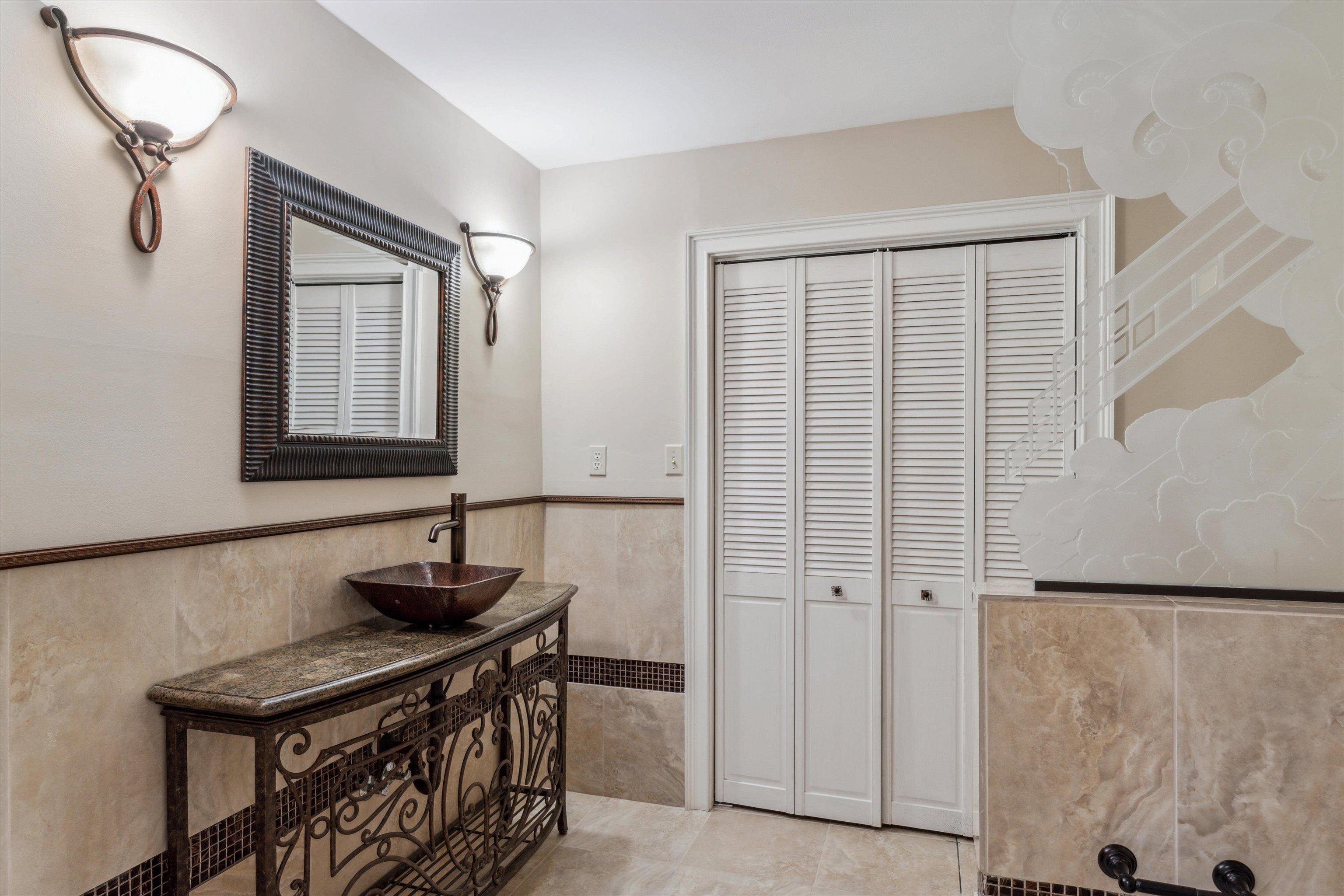 1423 E LEISURE CREST CT