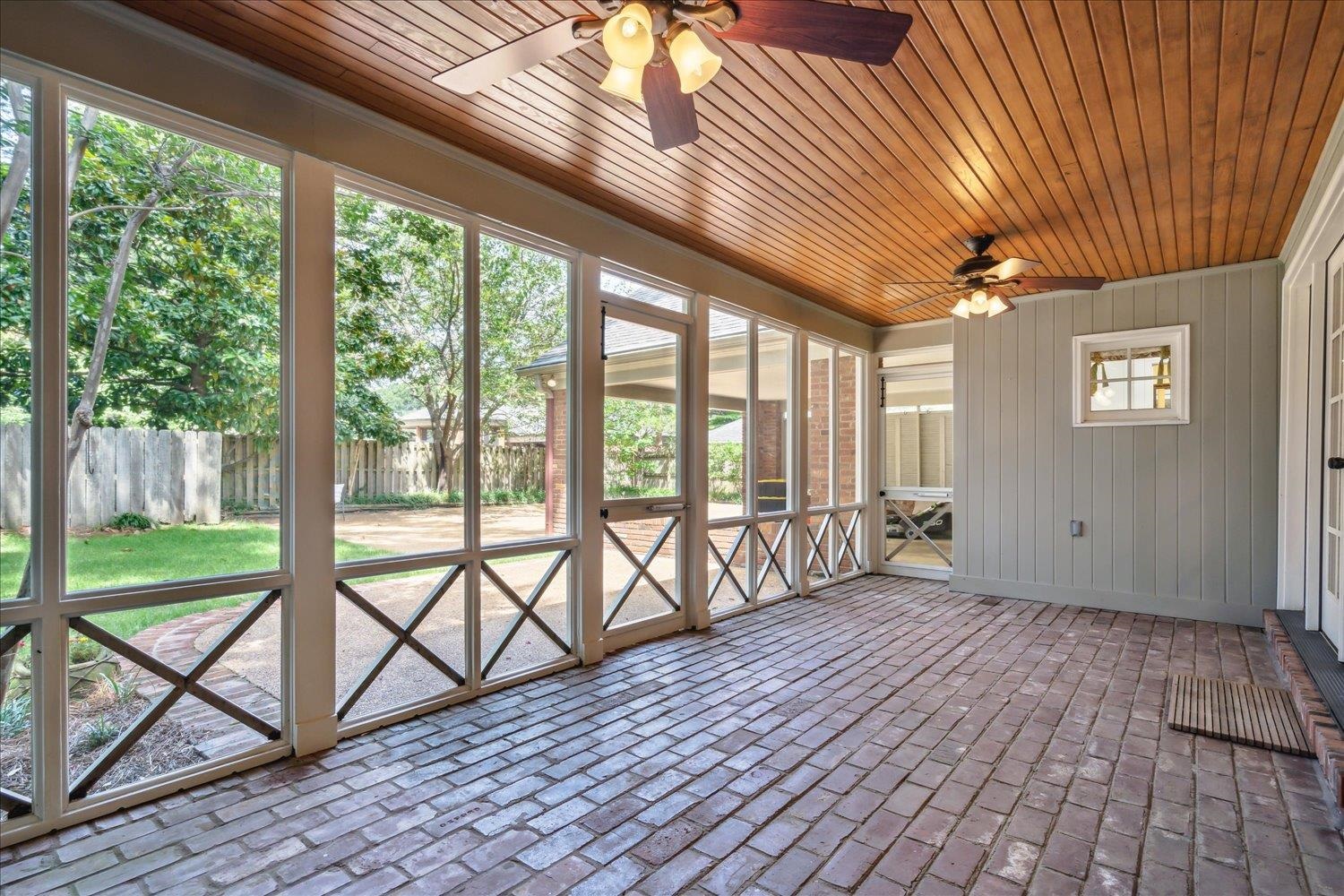 185 GARDENIA DR