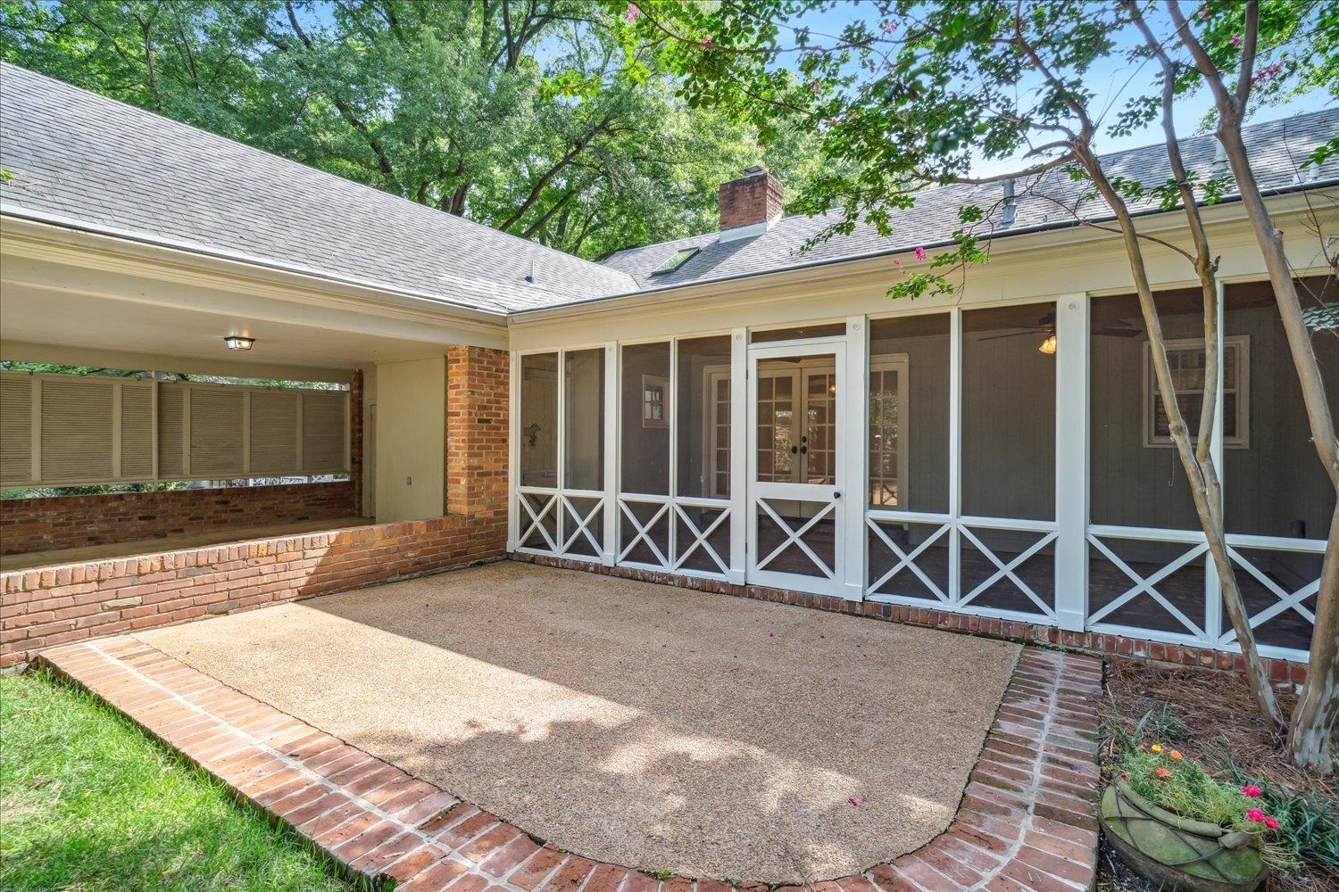 185 GARDENIA DR