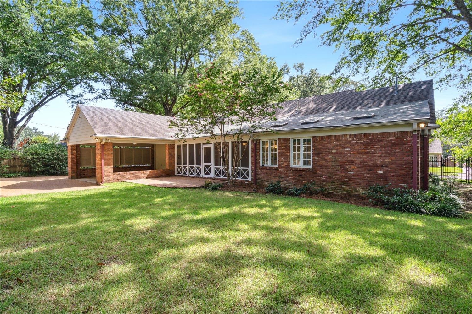 185 GARDENIA DR