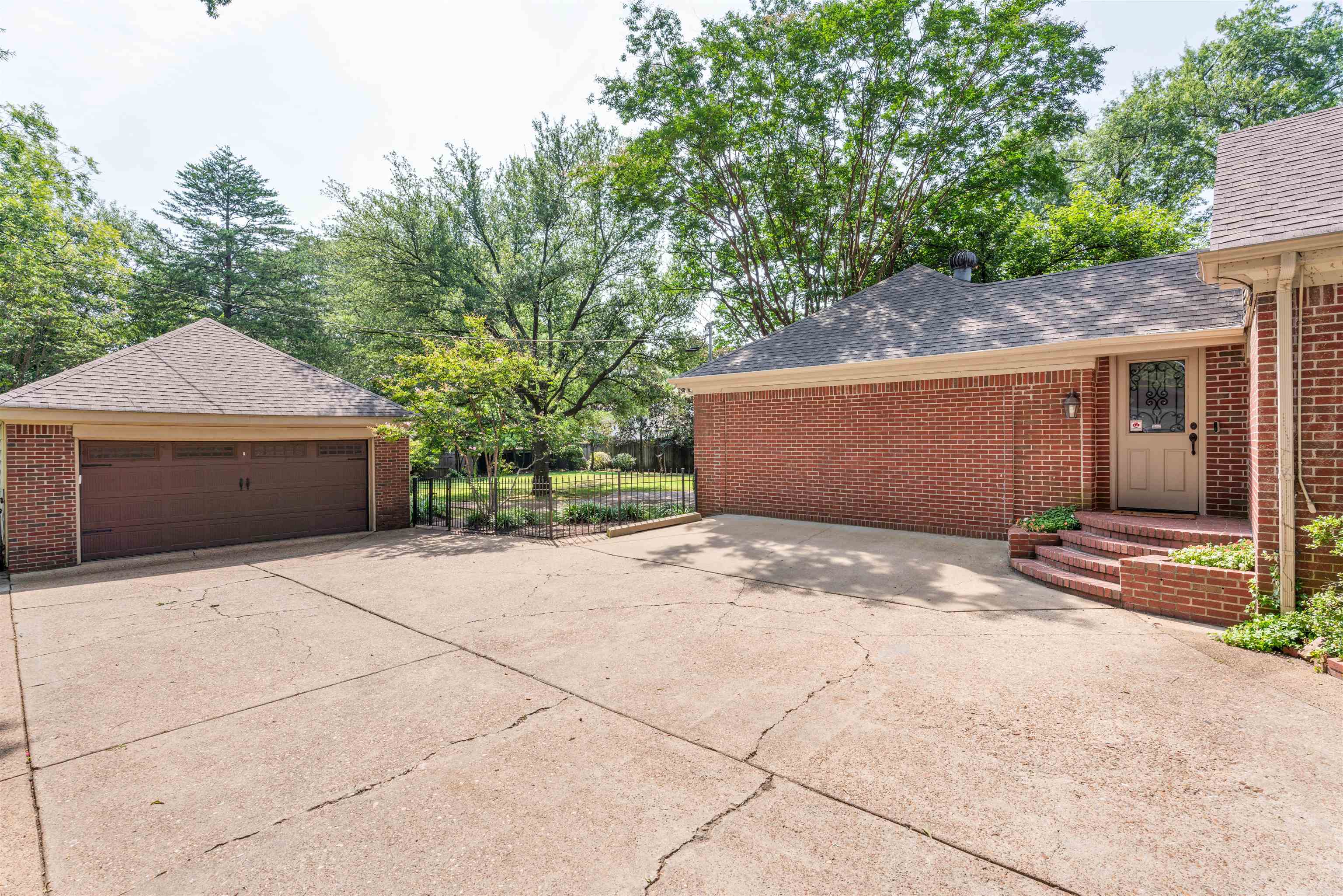 490 COLONIAL RD