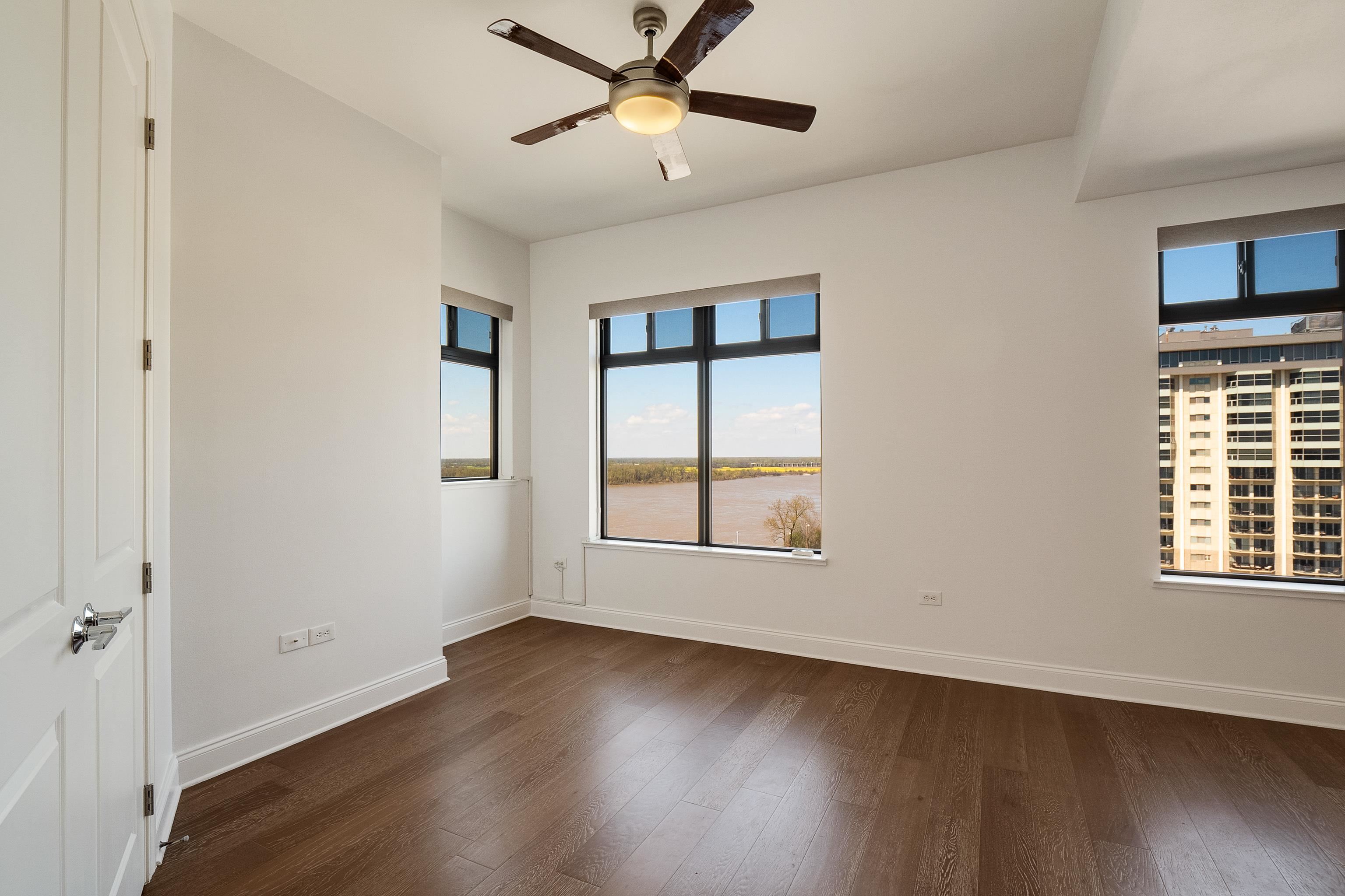 717 RIVERSIDE DR Unit: 909