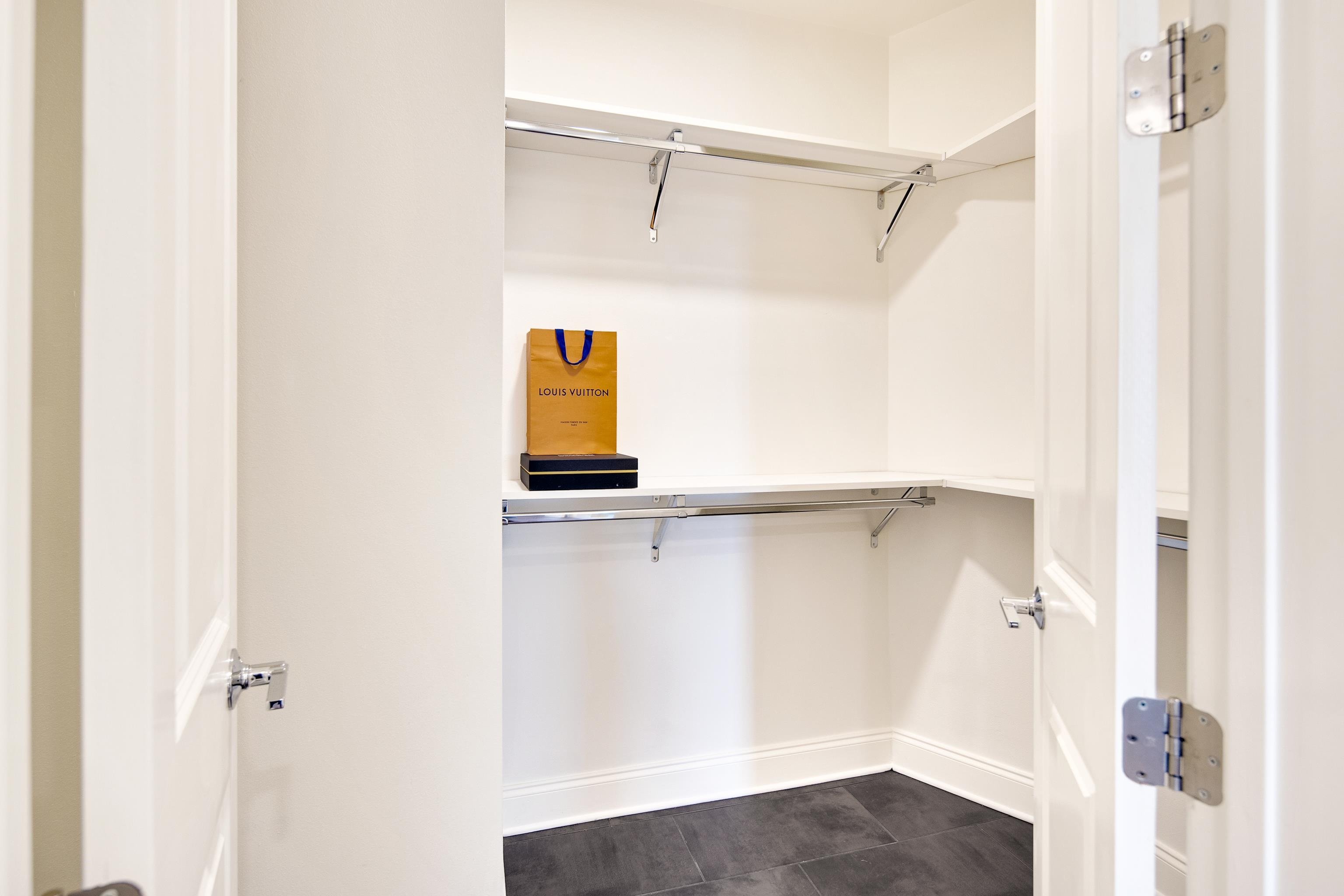 717 RIVERSIDE DR Unit: 909