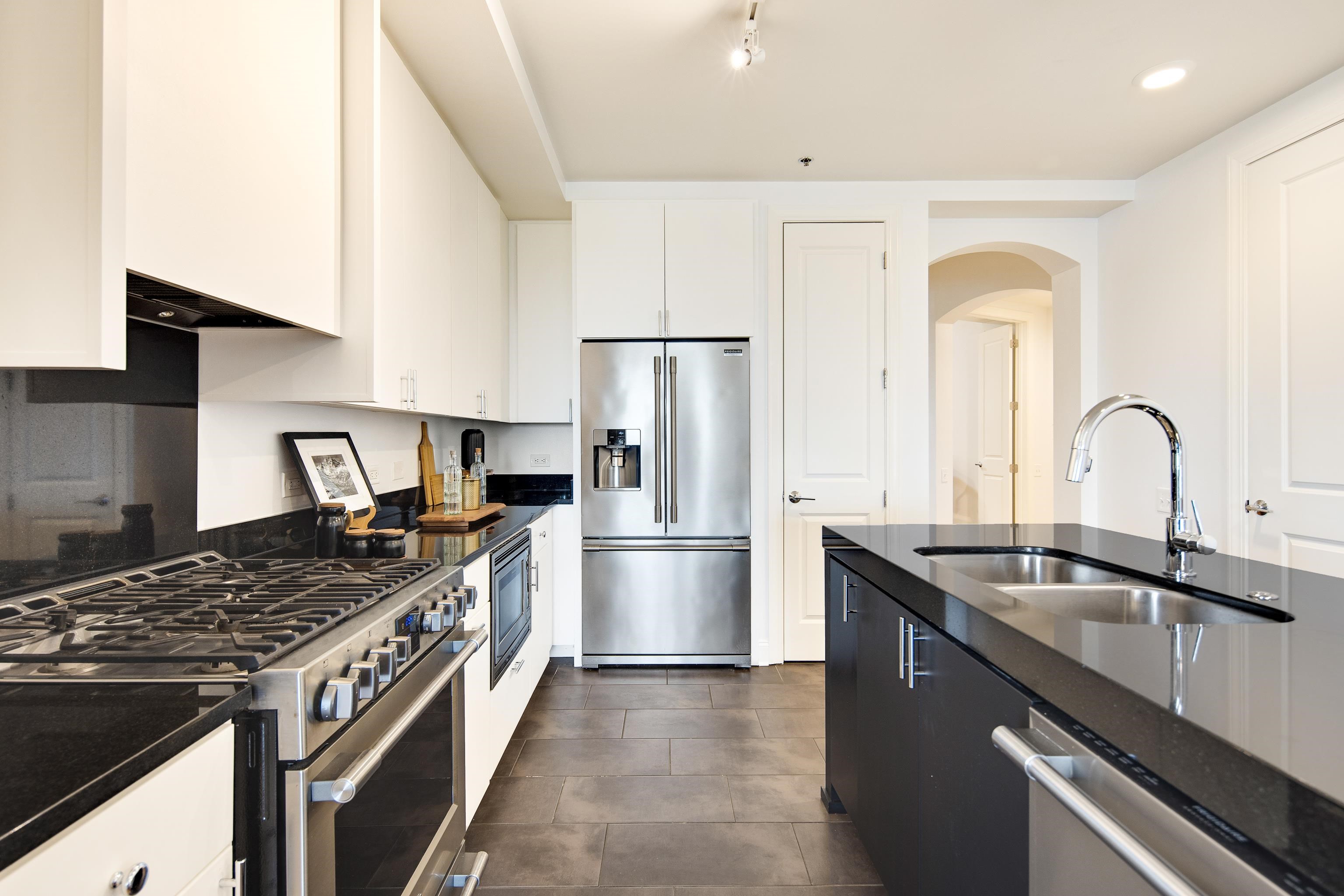 717 RIVERSIDE DR Unit: 909